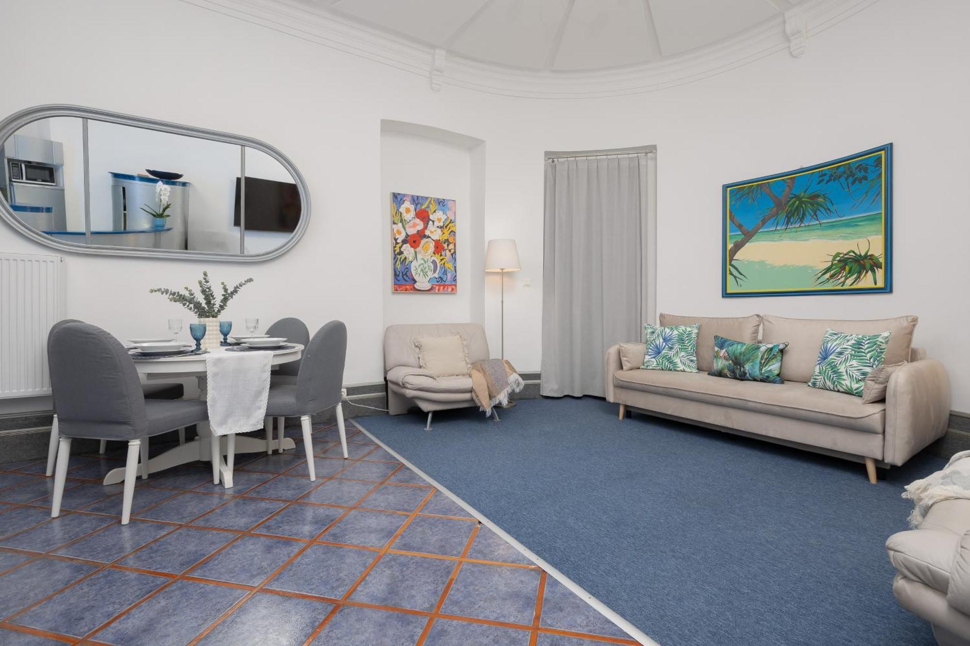 Spacious In The Center By Rent Like