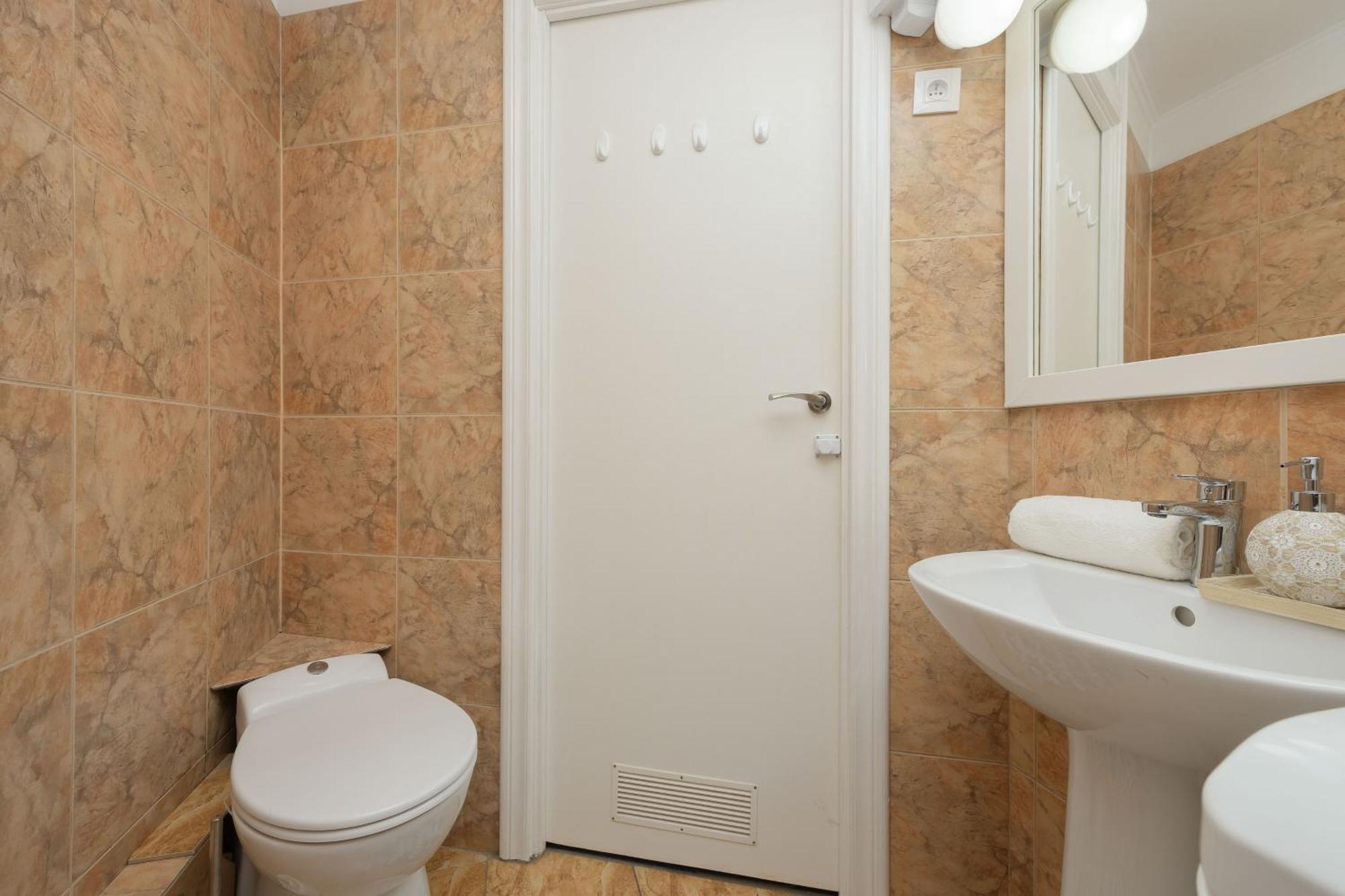 Spacious In The Center By Rent Like *