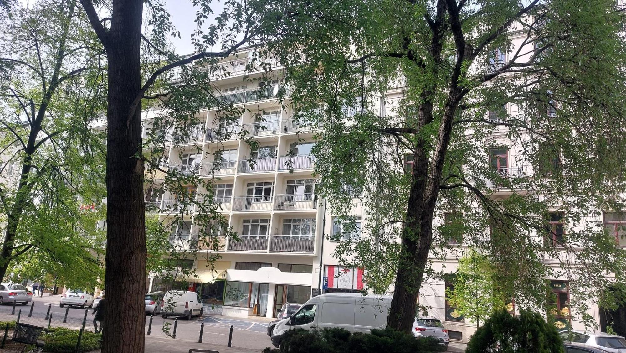 Apartment Downtown Elegant & Sunny Near Metro Station