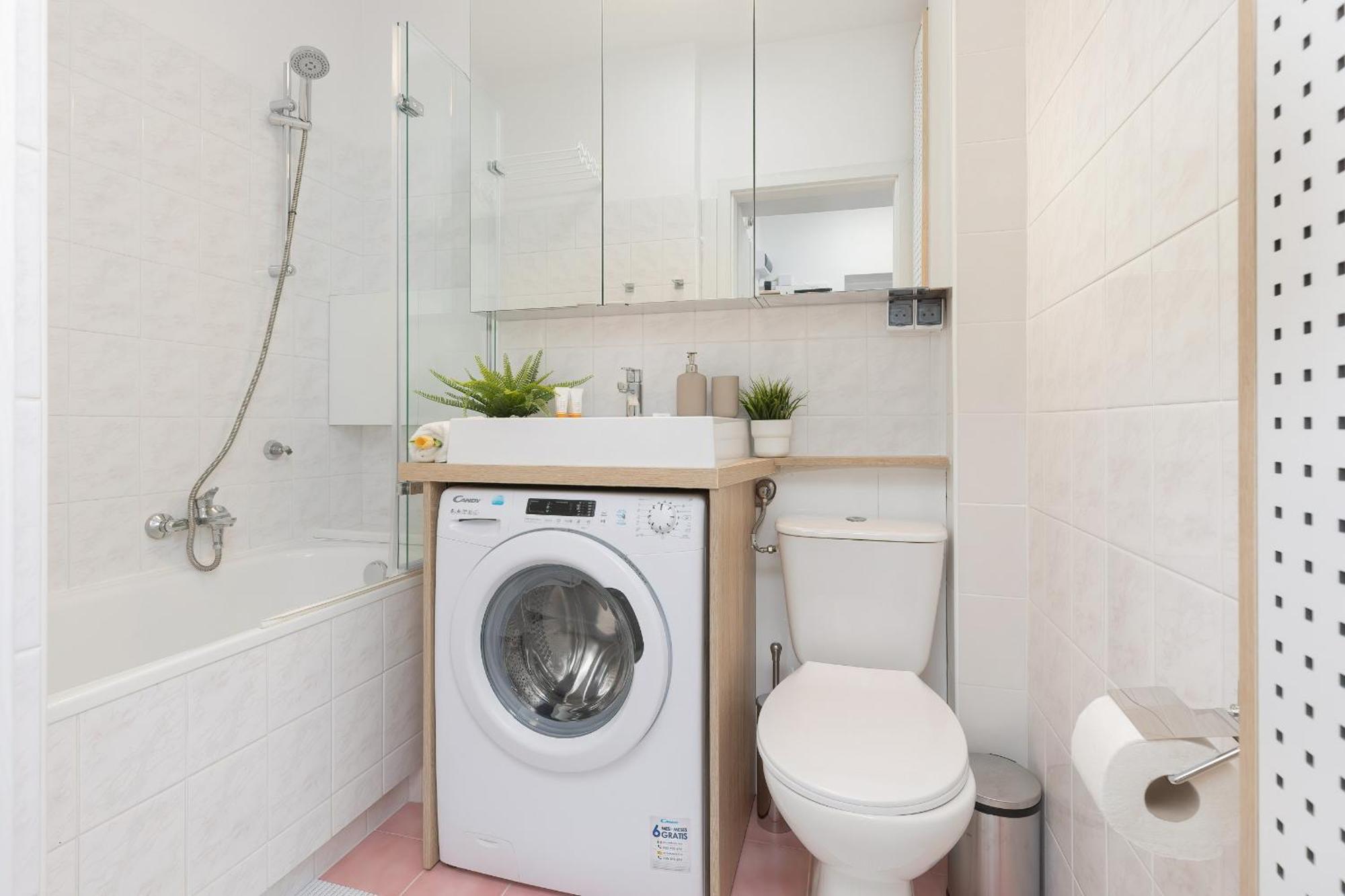 Apartment Downtown Elegant & Sunny Near Metro Station