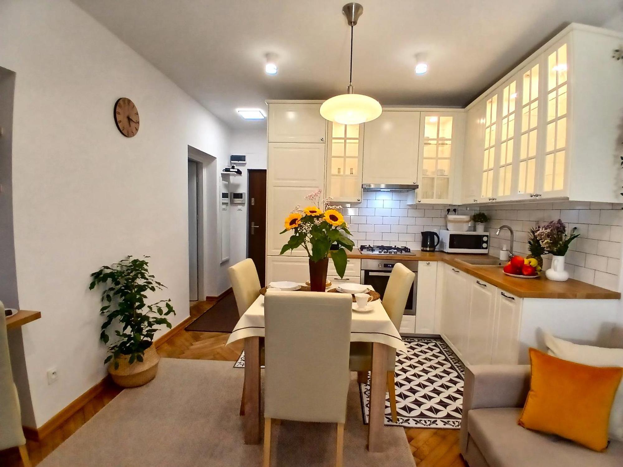 Downtown Elegant & Sunny Near Metro Station *