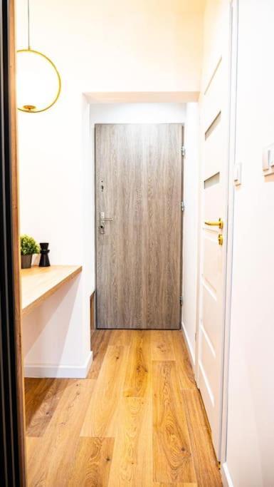 Funkcjonalne Blisko Przystankow Apartamento Varsóvia