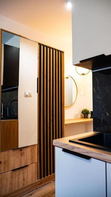 Funkcjonalne Blisko Przystankow Apartamento Varsóvia