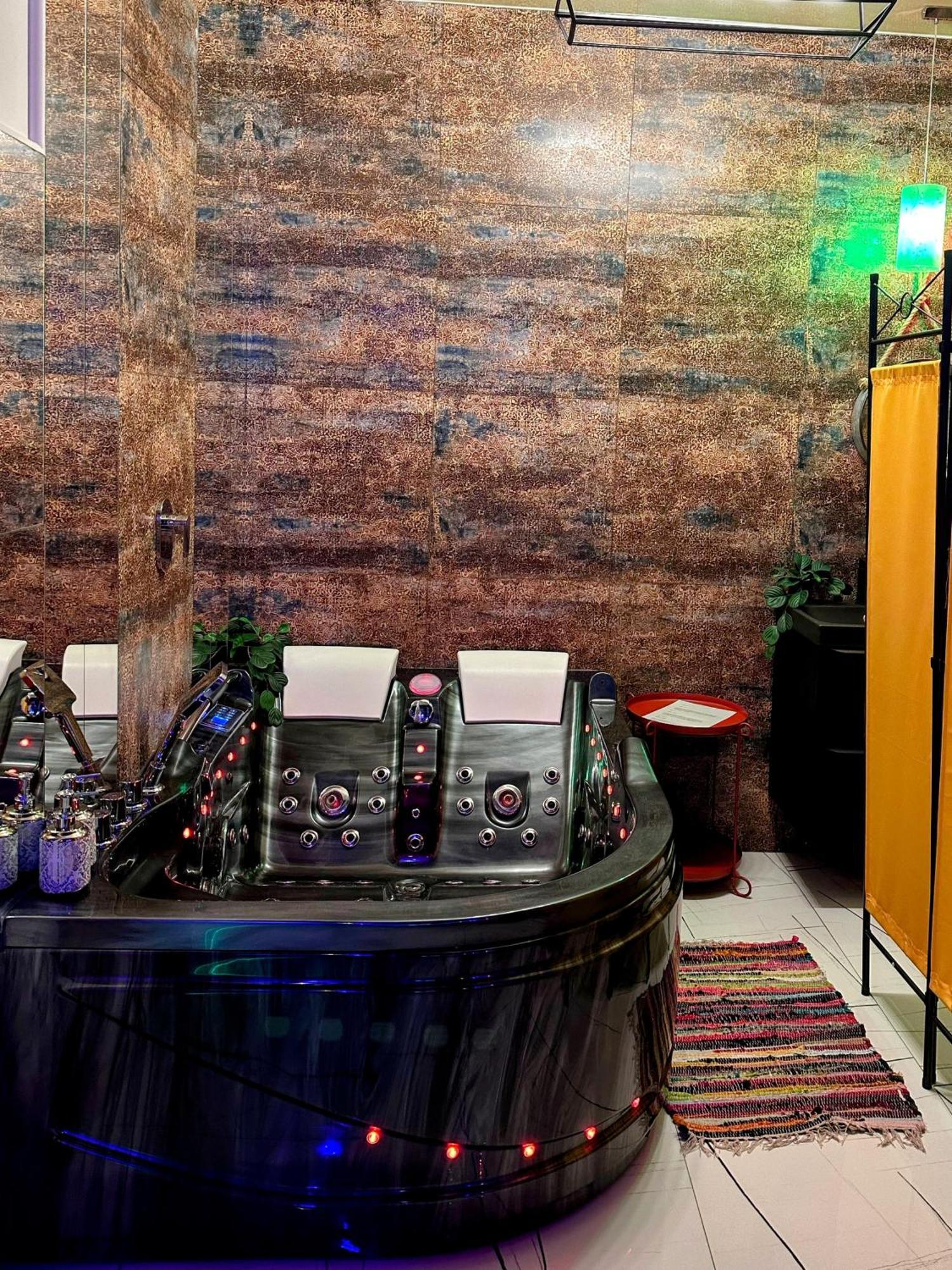 Apartment House: With Jacuzzi, Prosecco & Wellness Facilities