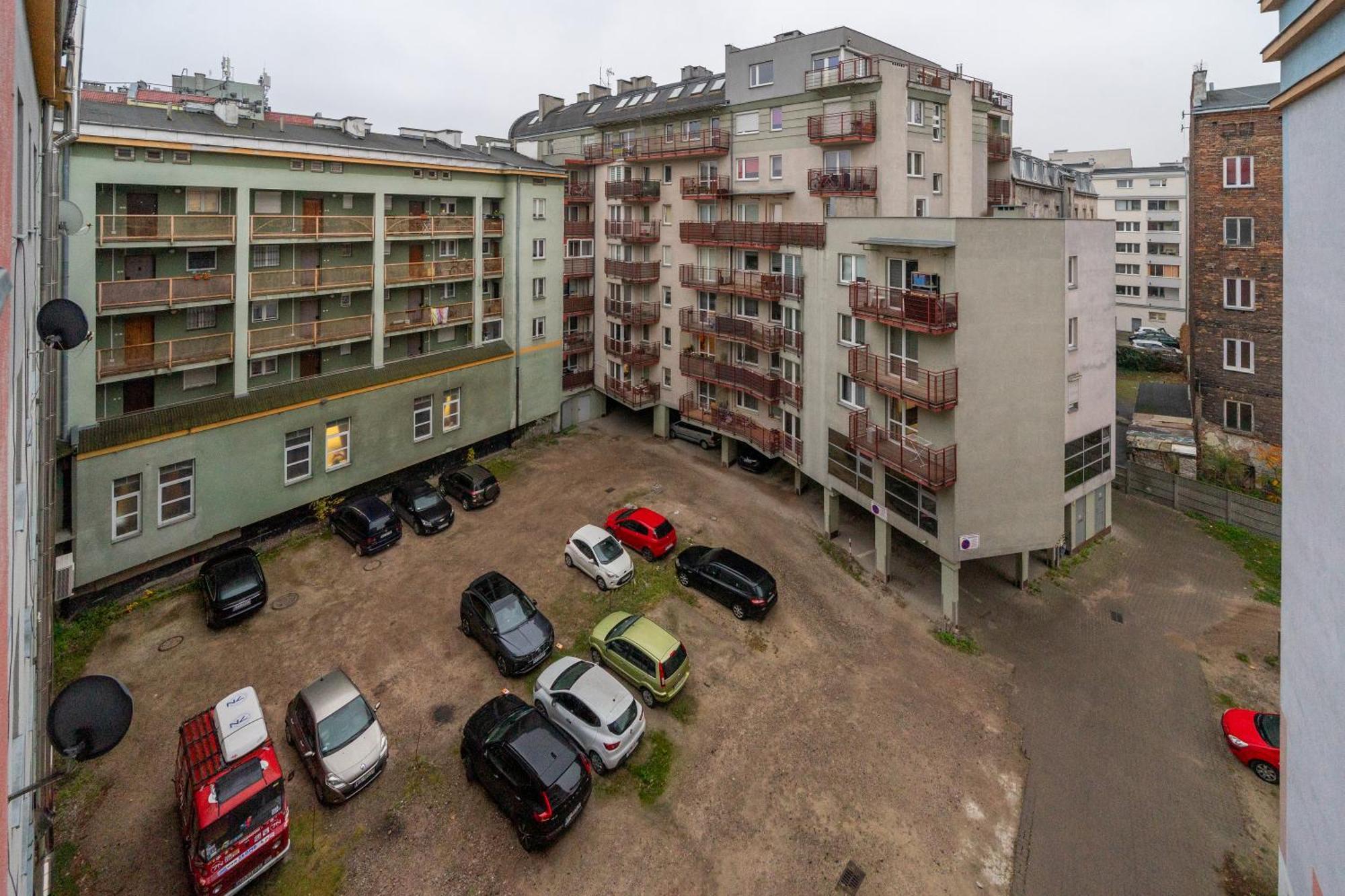 Apartment Praga - Parking, Tram&shops Nearby - By Rentujemy