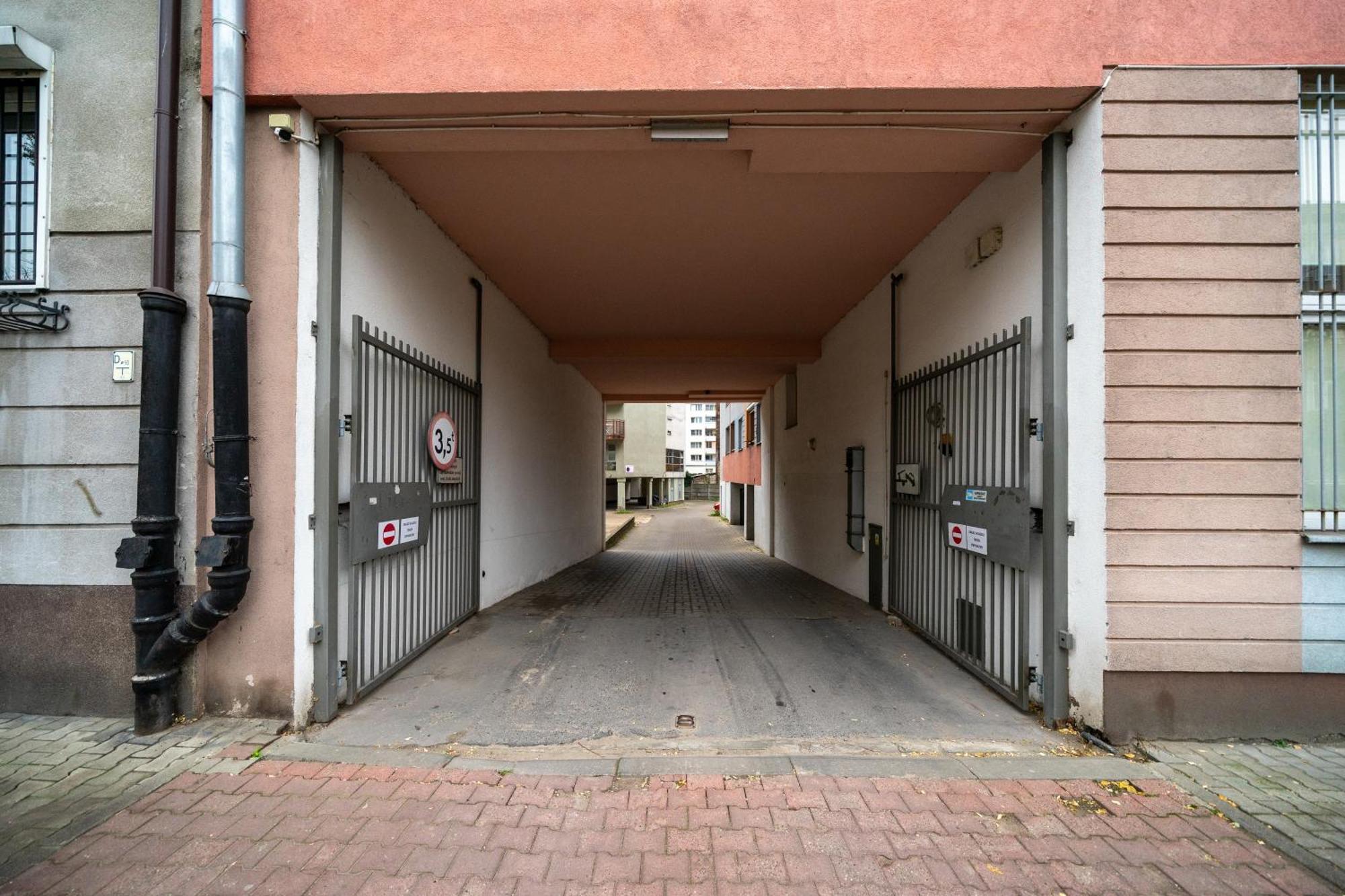 Praga - Parking, Tram&shops Nearby - By Rentujemy Apartment