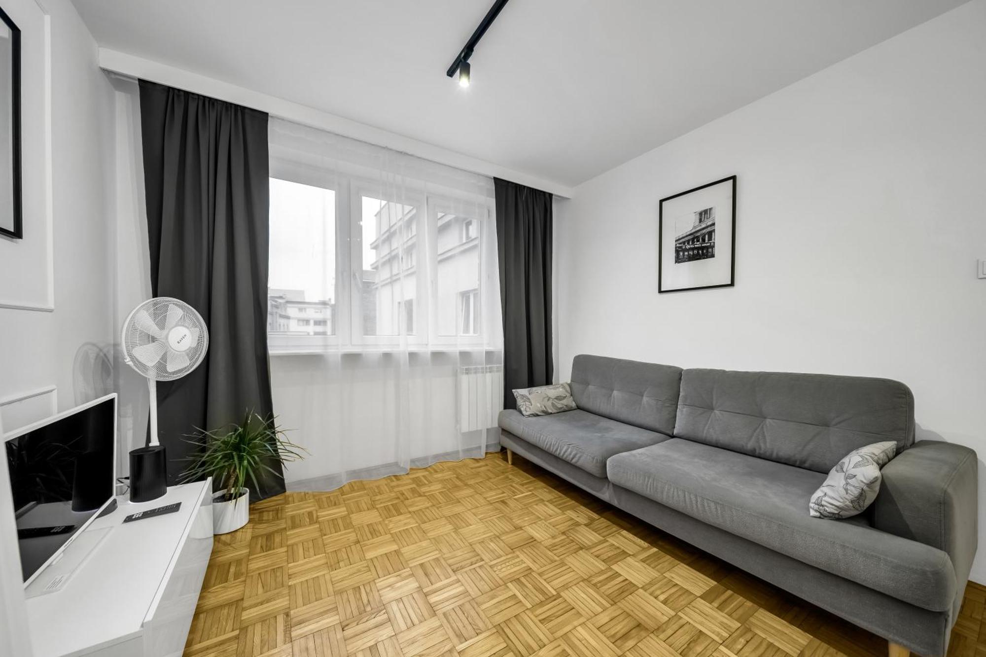Praga - Parking, Tram&shops Nearby - By Rentujemy Apartment