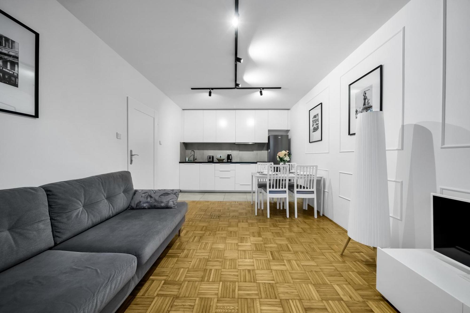 Praga - Parking, Tram&shops Nearby - By Rentujemy Apartment *
