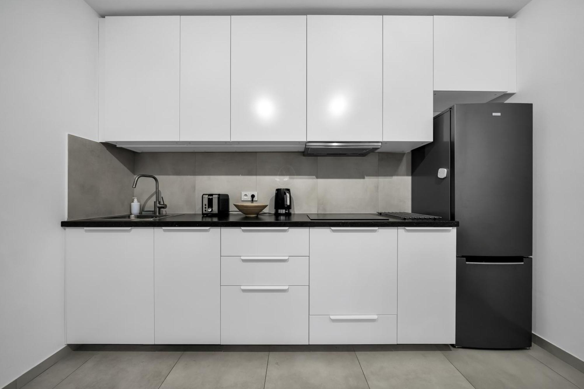 Apartment Praga - Parking, Tram&shops Nearby - By Rentujemy