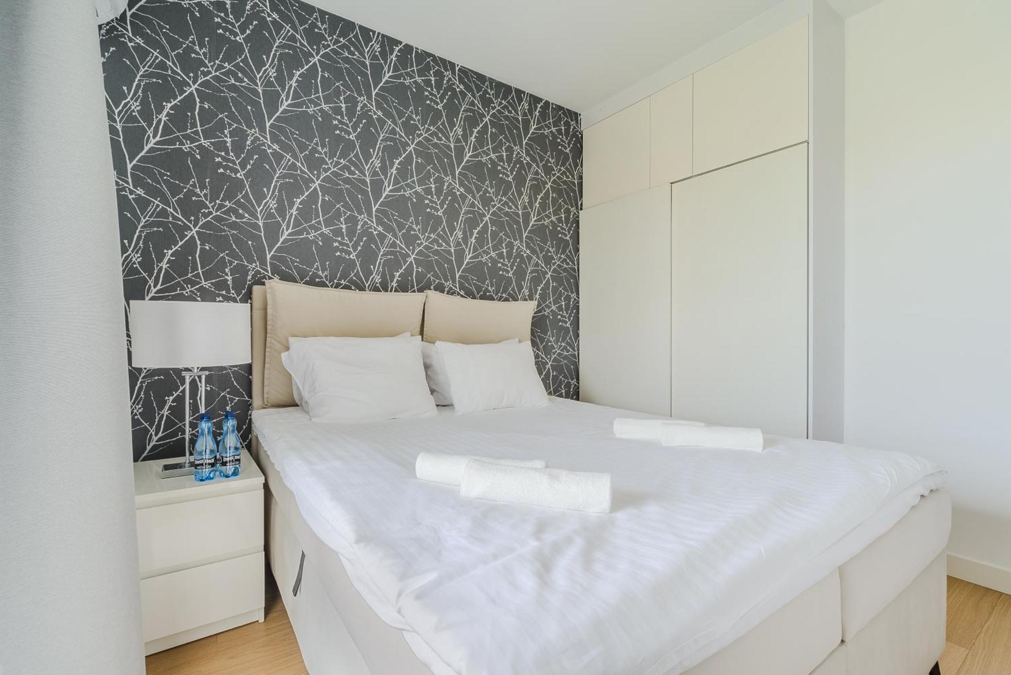 Cozy Family With Parking & Balcony Near Zlote Tarasy Apartment