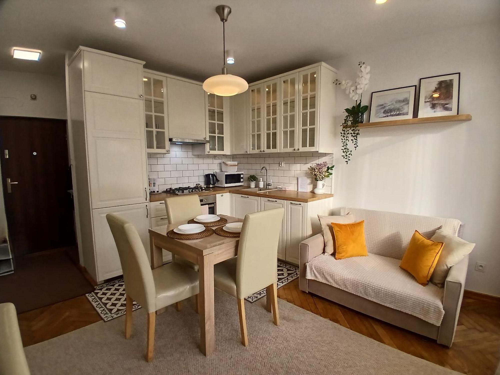 Downtown Elegant & Sunny Near Metro Station Apartment