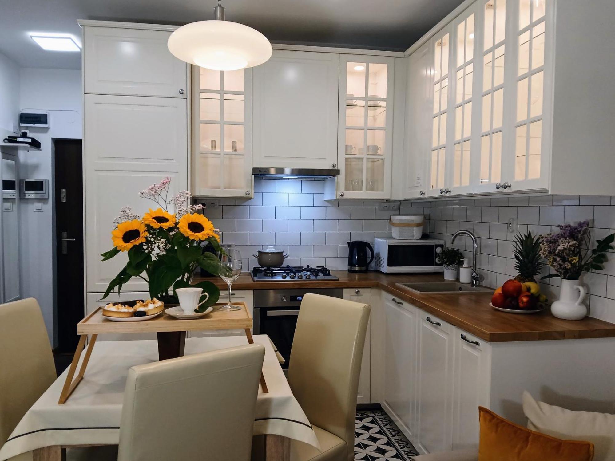 Apartment Downtown Elegant & Sunny Near Metro Station