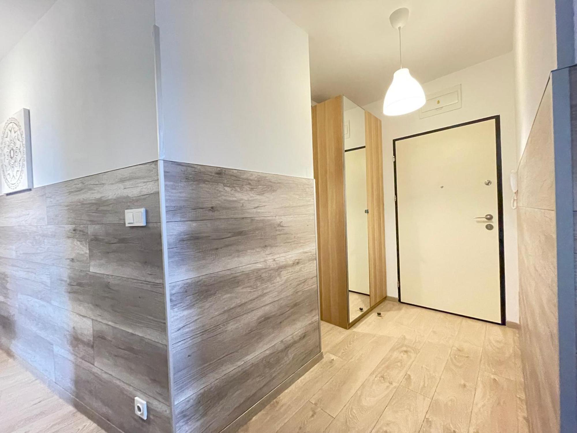 Superior Komputerowa, 4 Rooms, 3 Bedrooms, Airport-city Train, Metro! 24h Reception!