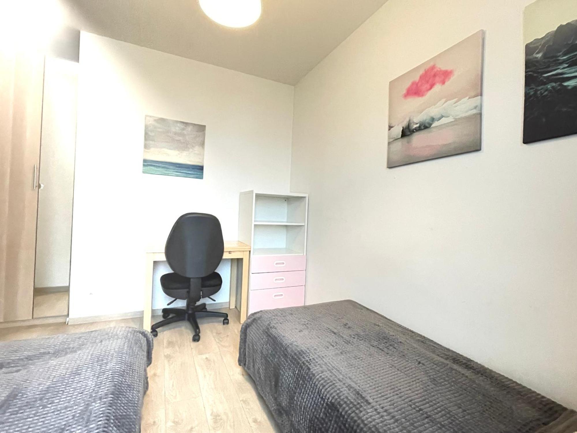Superior Komputerowa, 4 Rooms, 3 Bedrooms, Airport-city Train, Metro! 24h Reception!