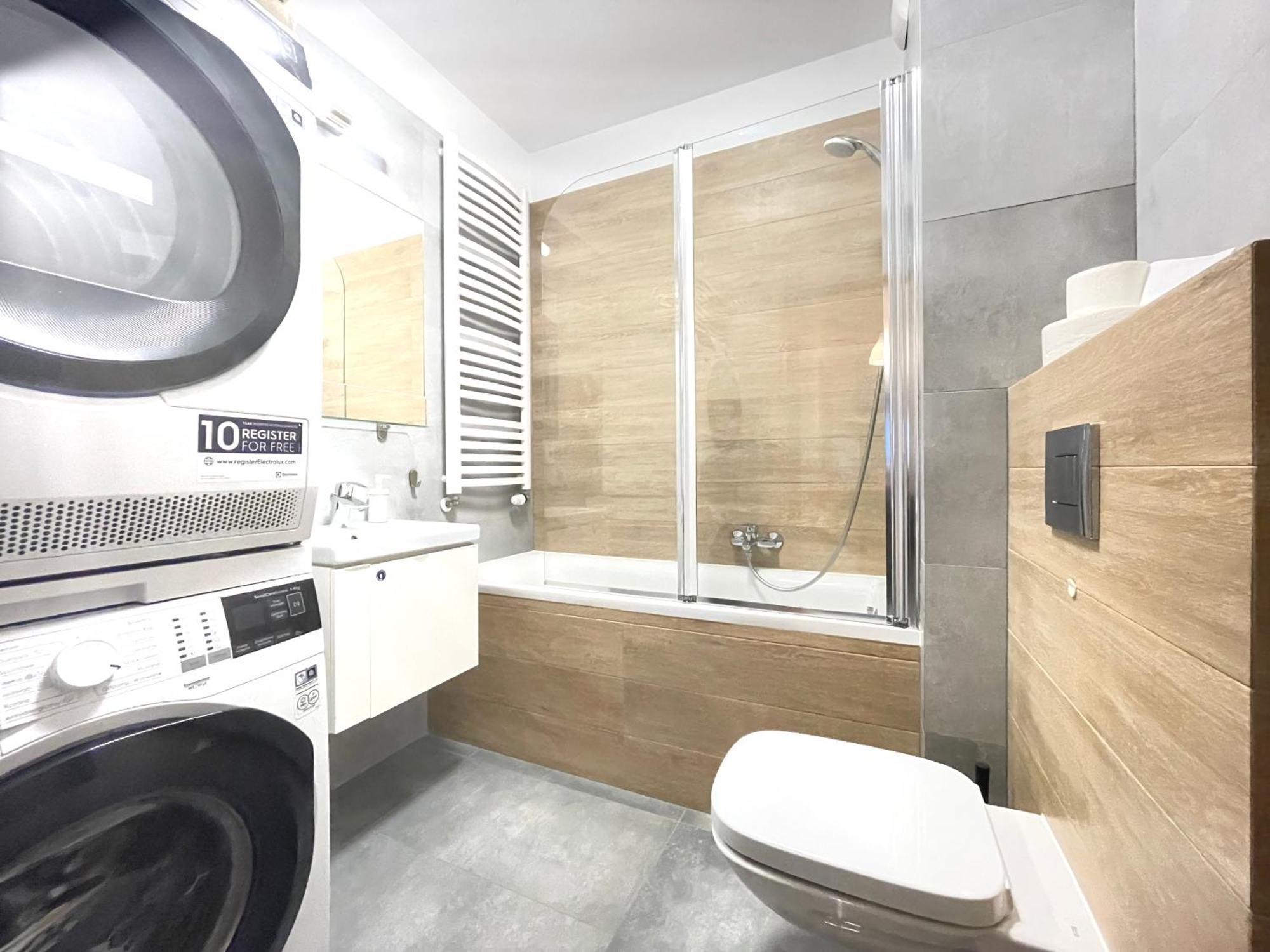 Superior Komputerowa, 4 Rooms, 3 Bedrooms, Airport-city Train, Metro! 24h Reception! Apartament