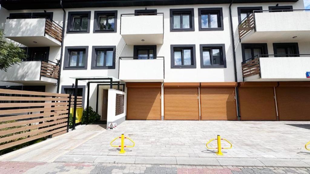 Apartment With Balcony - Free Parking