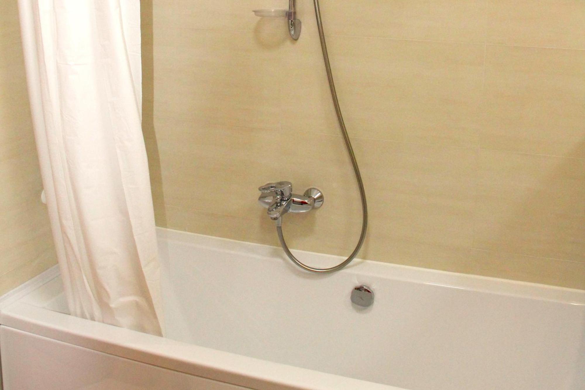 2 Bedrooms Central *