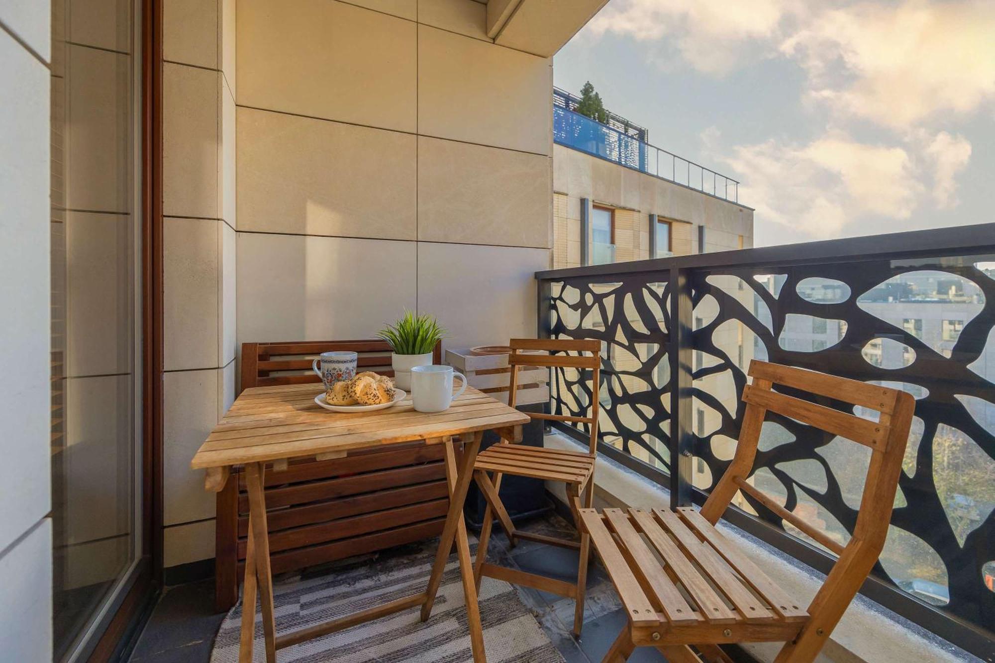 Air Conditioned In Close To The River With Parking And Desk By Renters Apartamento *