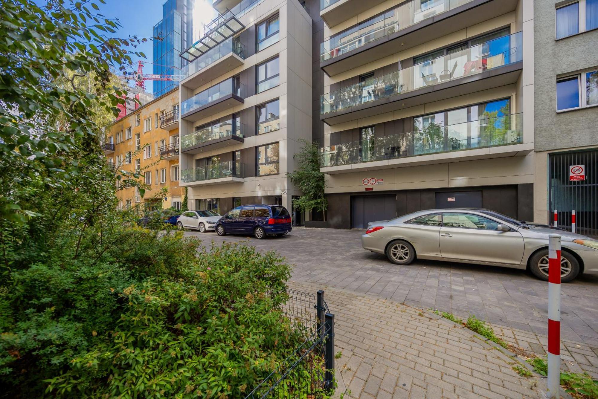Air Conditioned With Furnished Garden In Center By Renters Prestige *