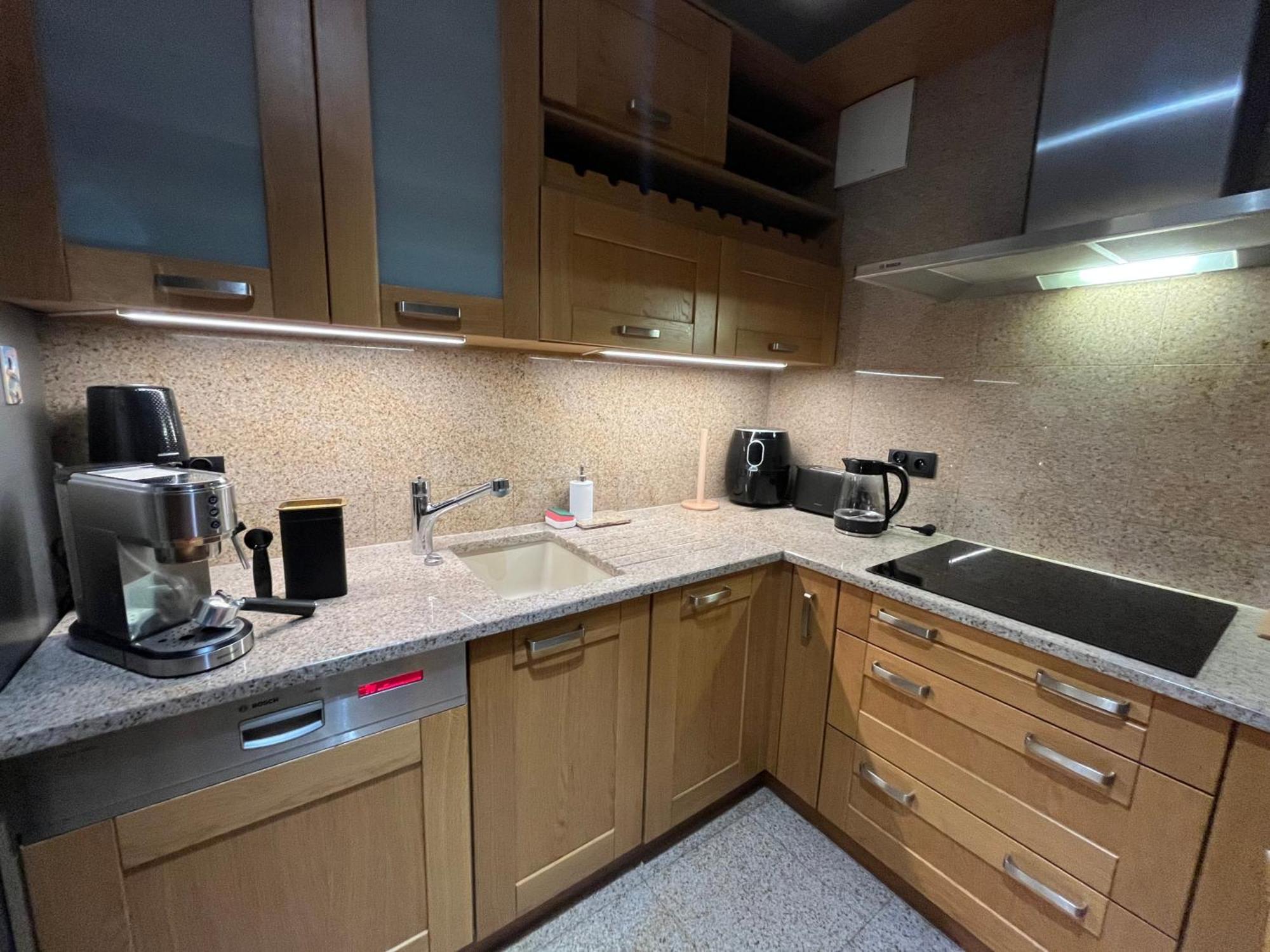 2 Bedrooms Central Apartment *