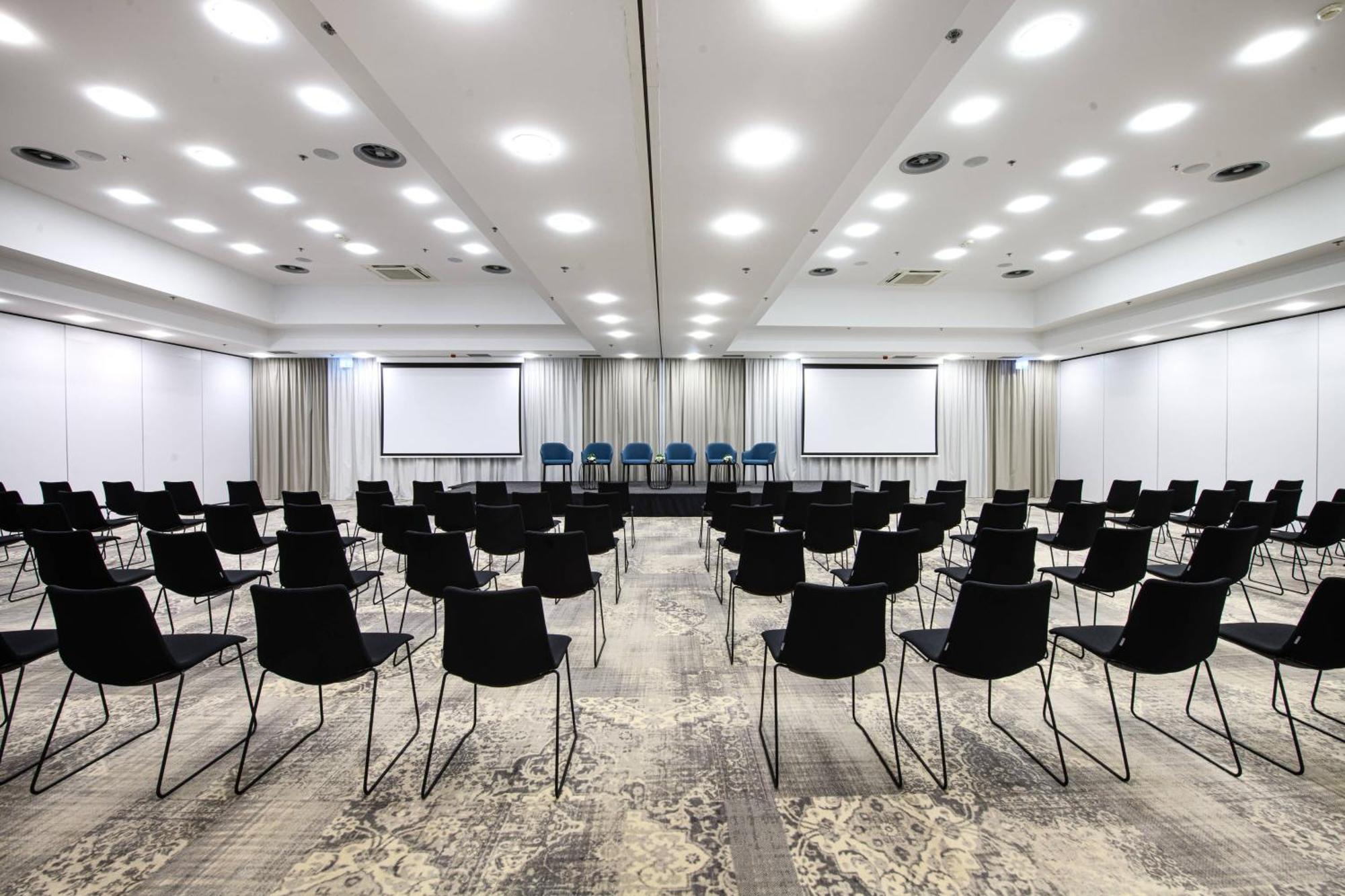 Courtyard By Marriott Airport Hotel Warsaw