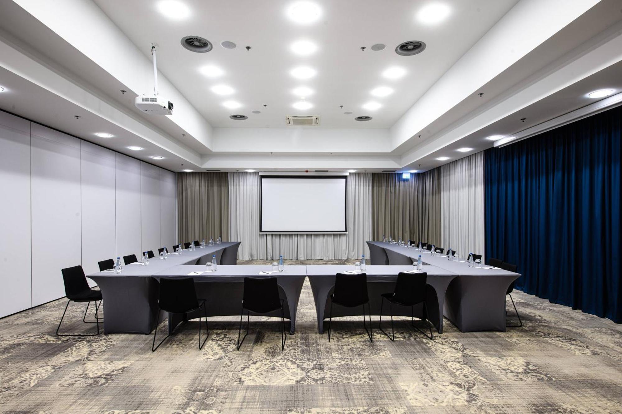 Courtyard By Marriott Airport