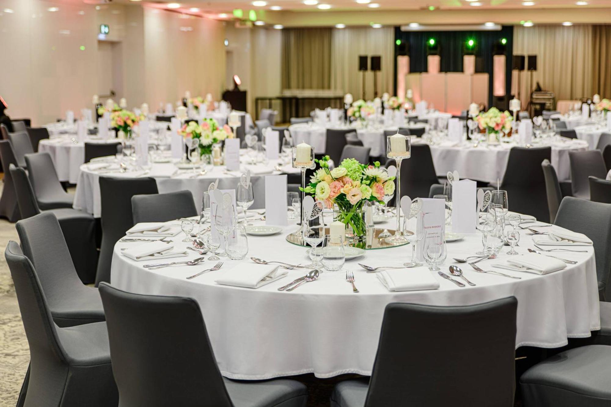 Courtyard By Marriott Airport Hotel