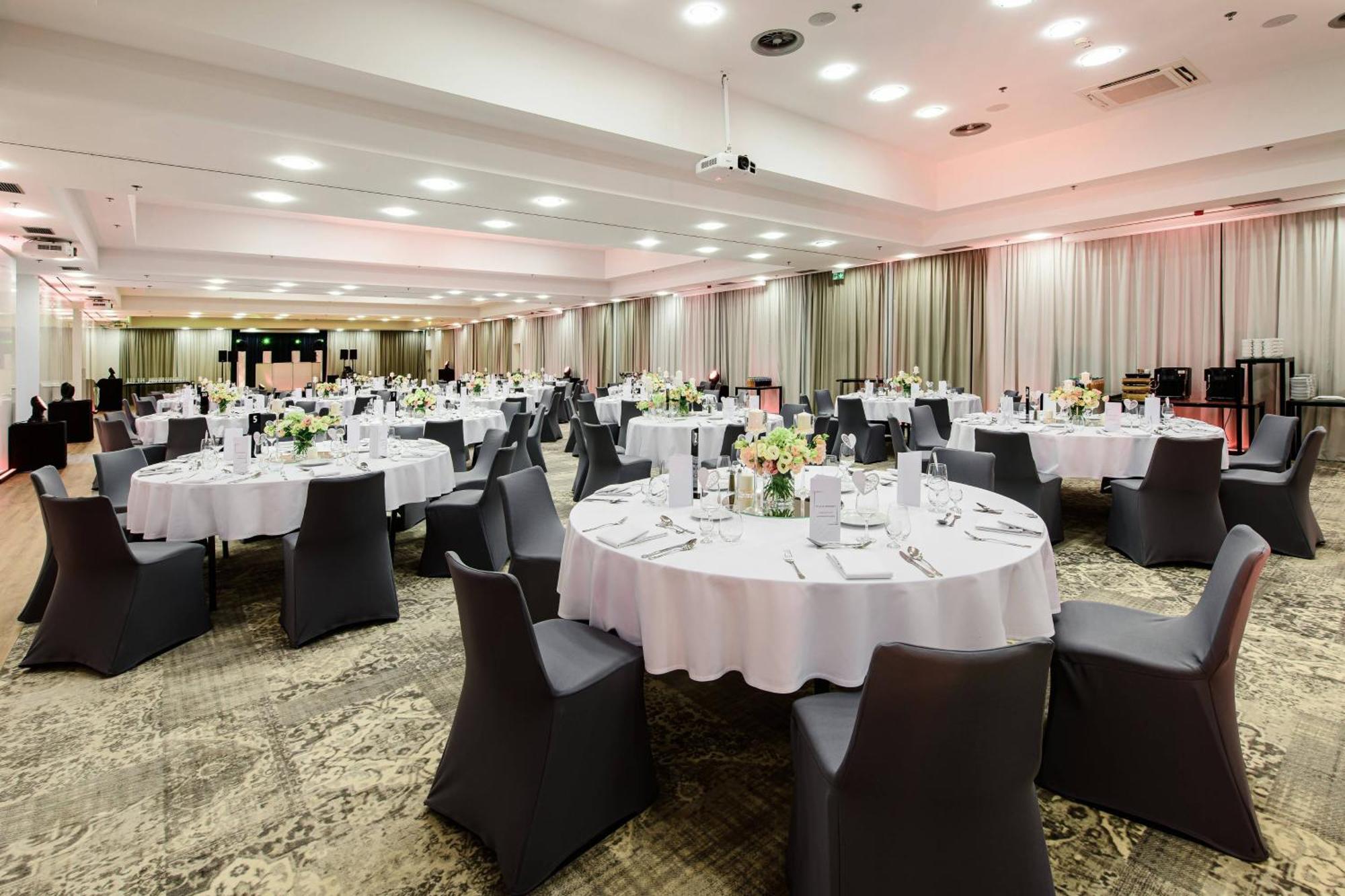 Courtyard By Marriott Airport Hotel