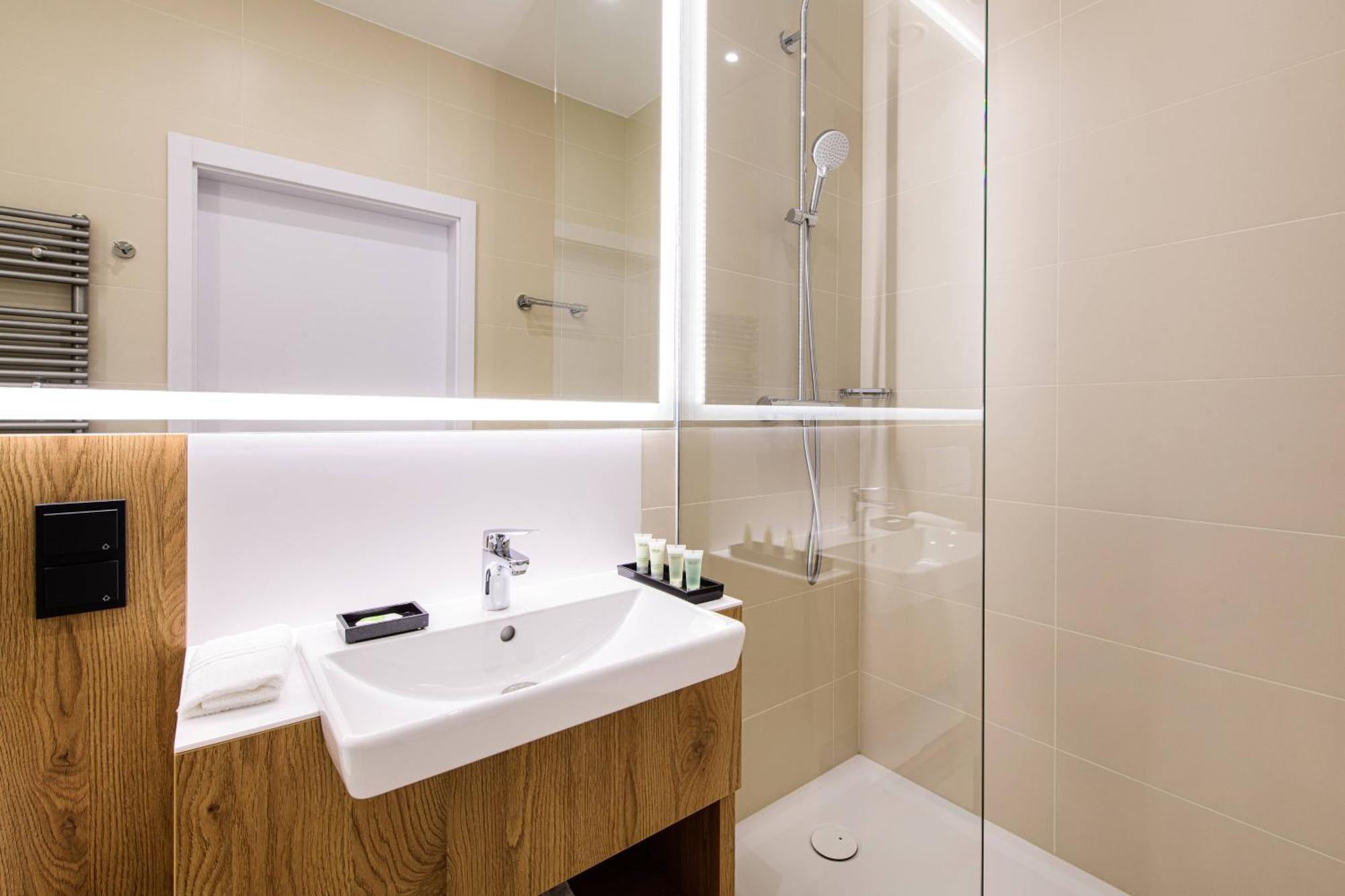 Courtyard By Marriott Airport Hotel