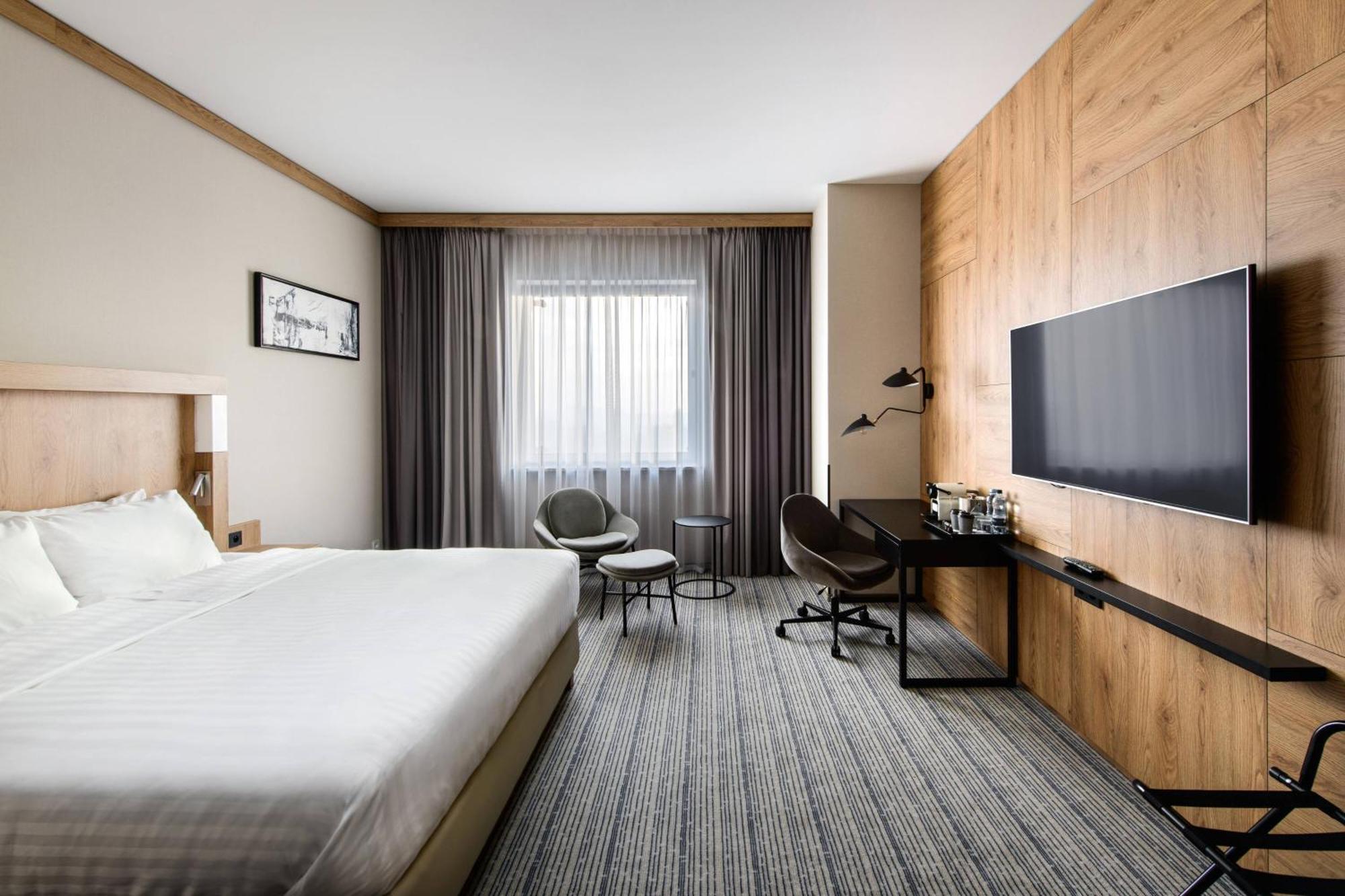 Courtyard By Marriott Airport Hotel