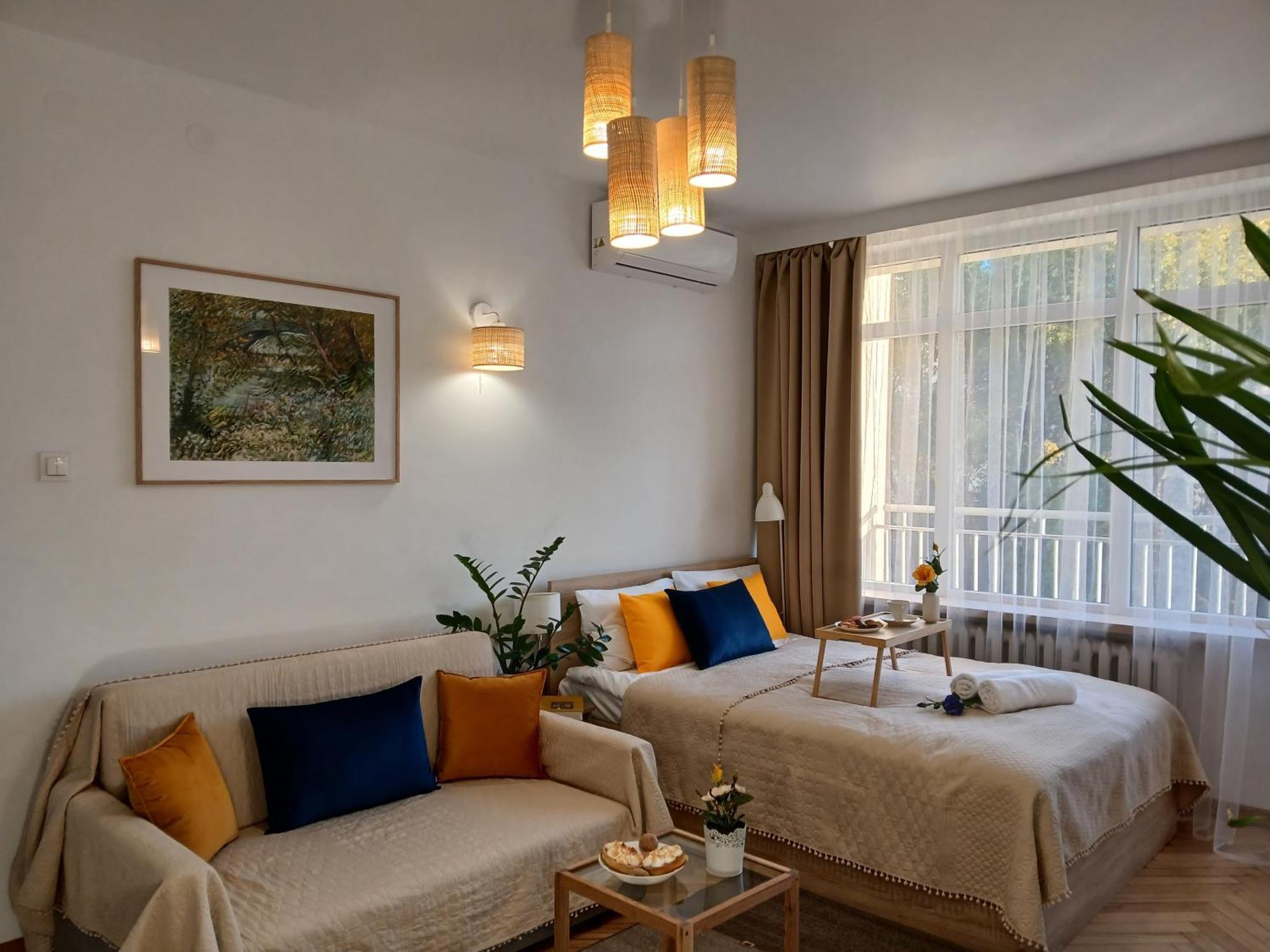 Downtown Elegant & Sunny Near Metro Station Apartment *