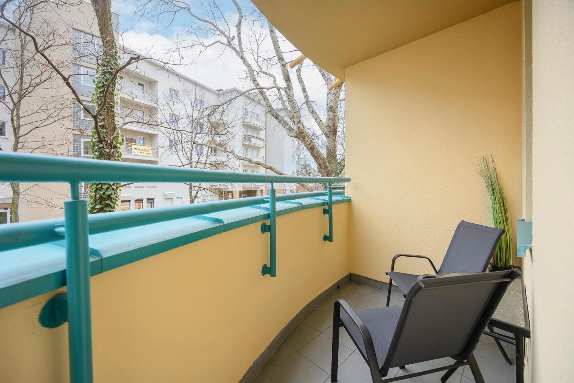 Apartment Comfortable With Two Bedrooms & Parking By Renters *