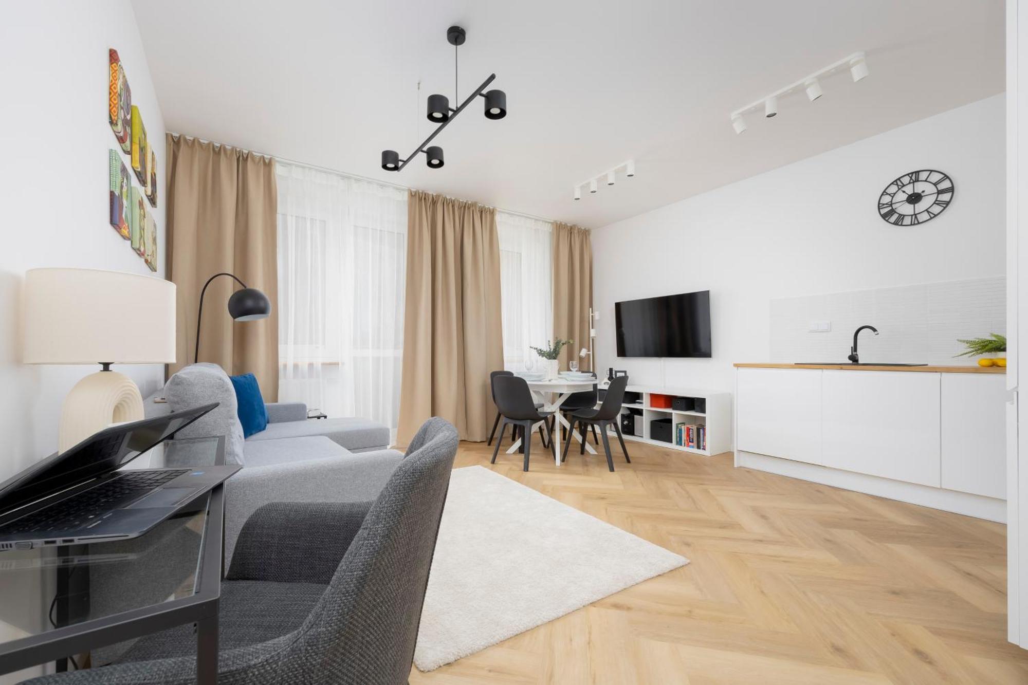 Comfortable With Two Bedrooms & Parking By Renters Apartment *
