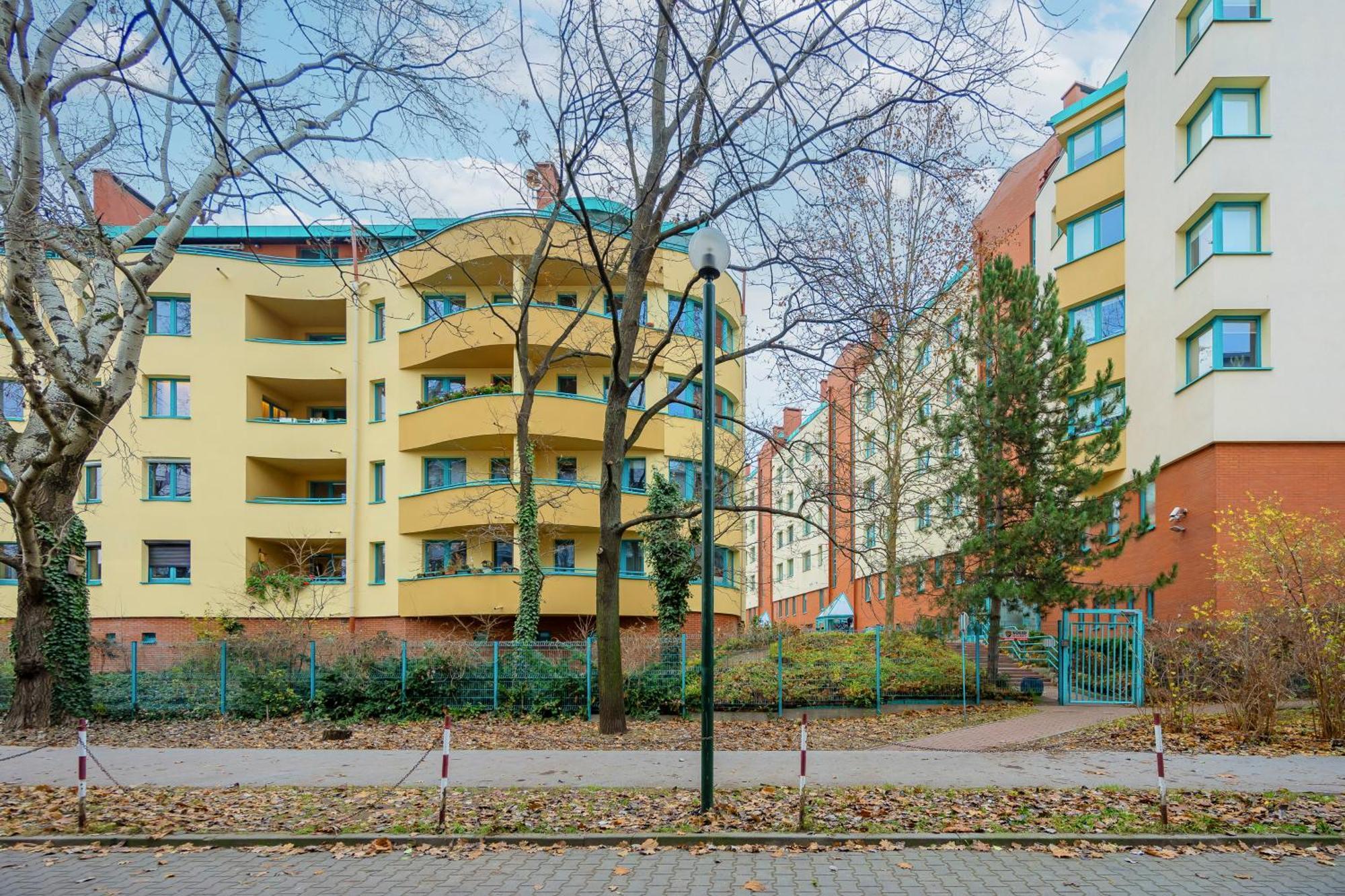 Apartment Comfortable With Two Bedrooms & Parking By Renters *