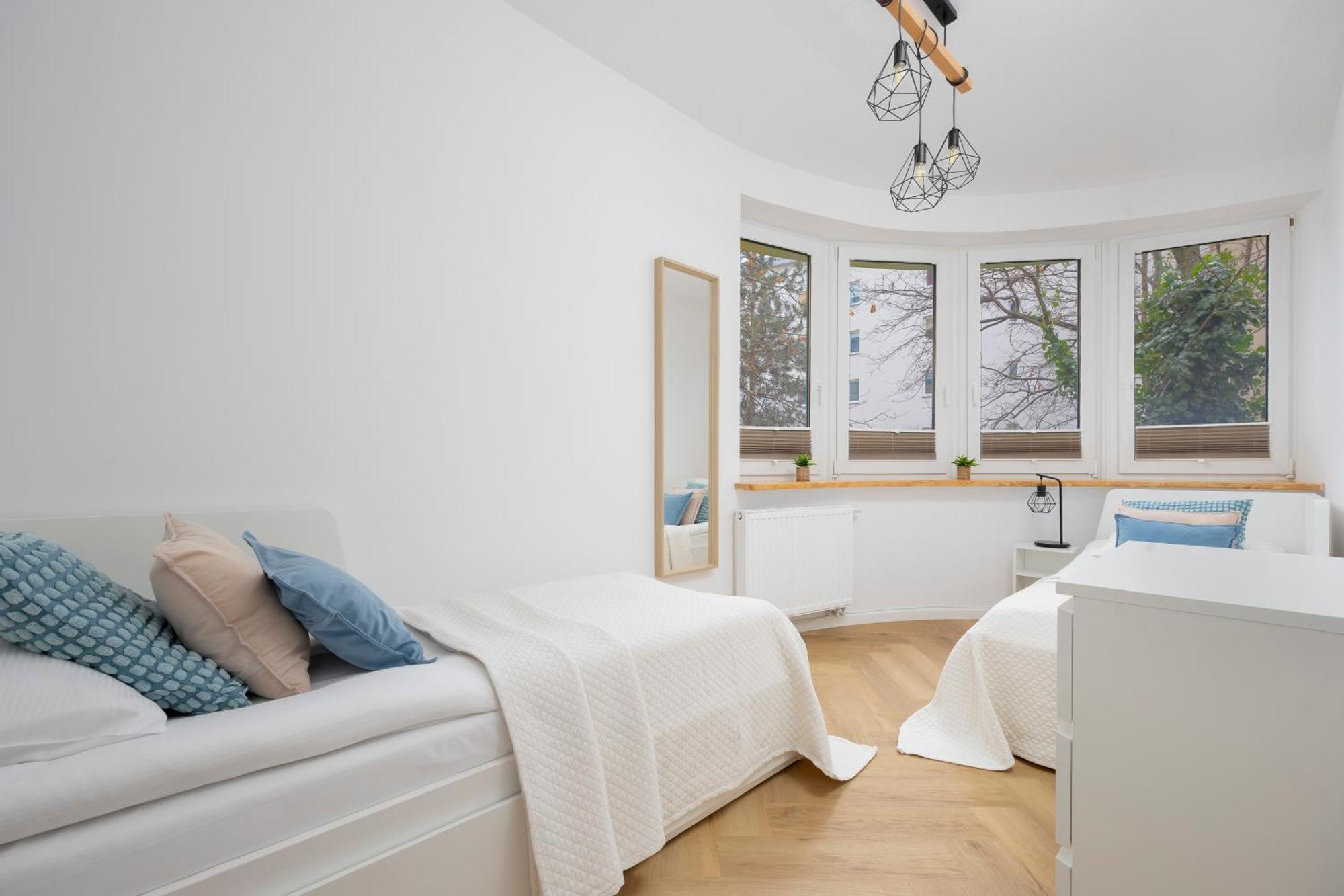 Comfortable With Two Bedrooms & Parking By Renters Warsaw