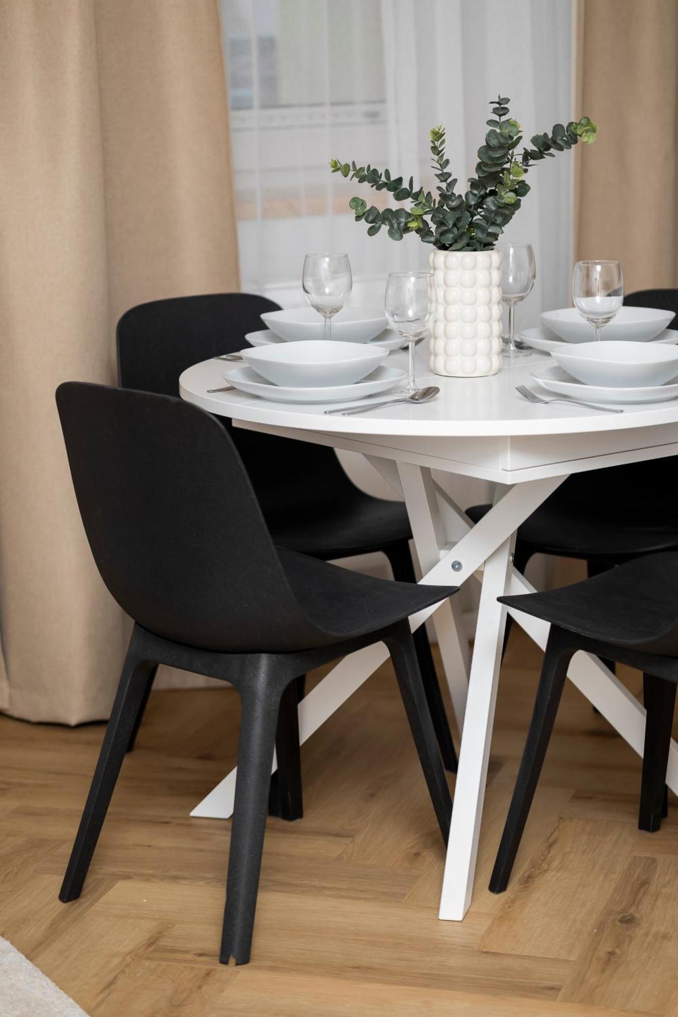 Comfortable With Two Bedrooms & Parking By Renters Apartamento