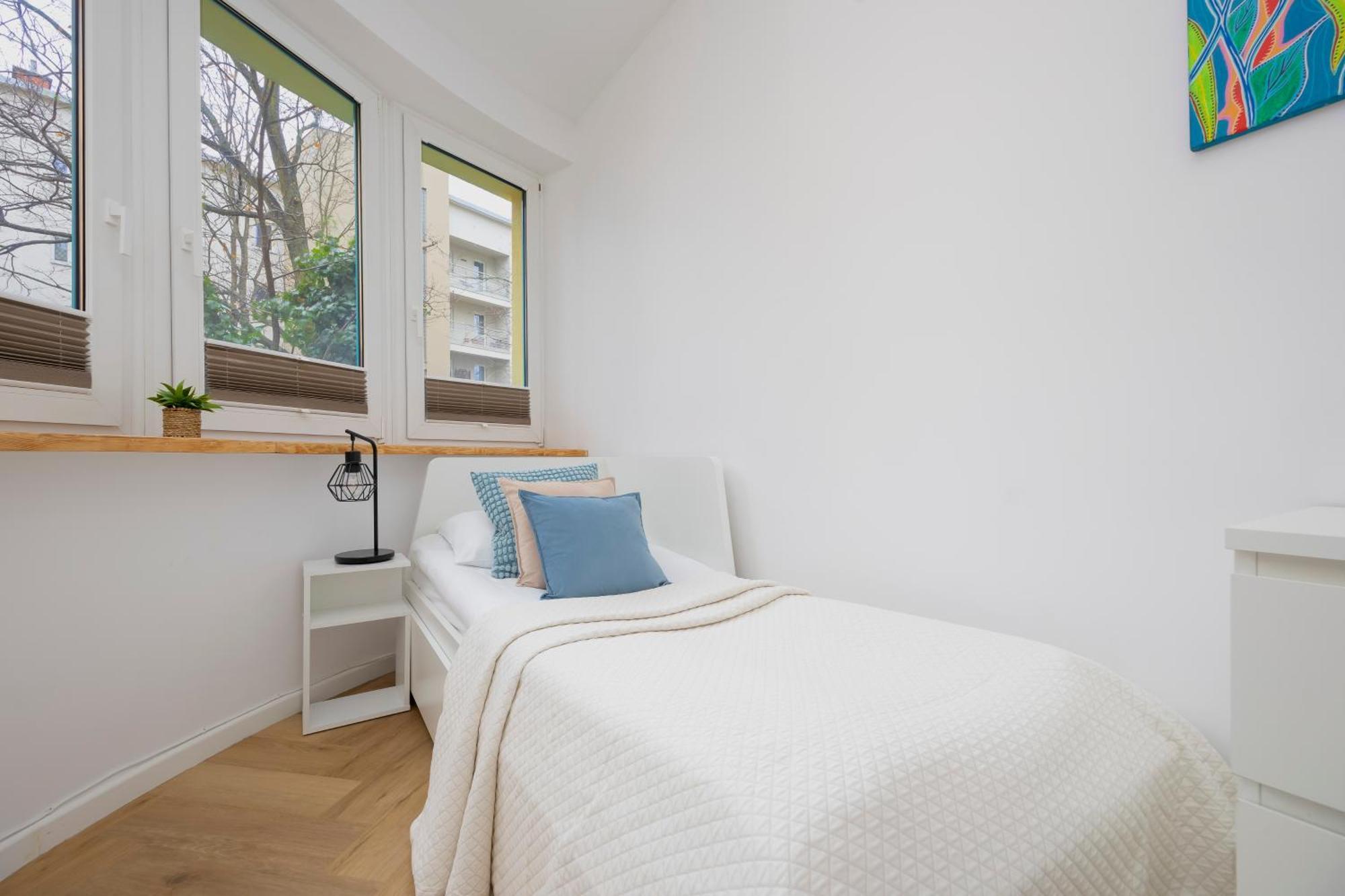 Apartment Comfortable With Two Bedrooms & Parking By Renters *