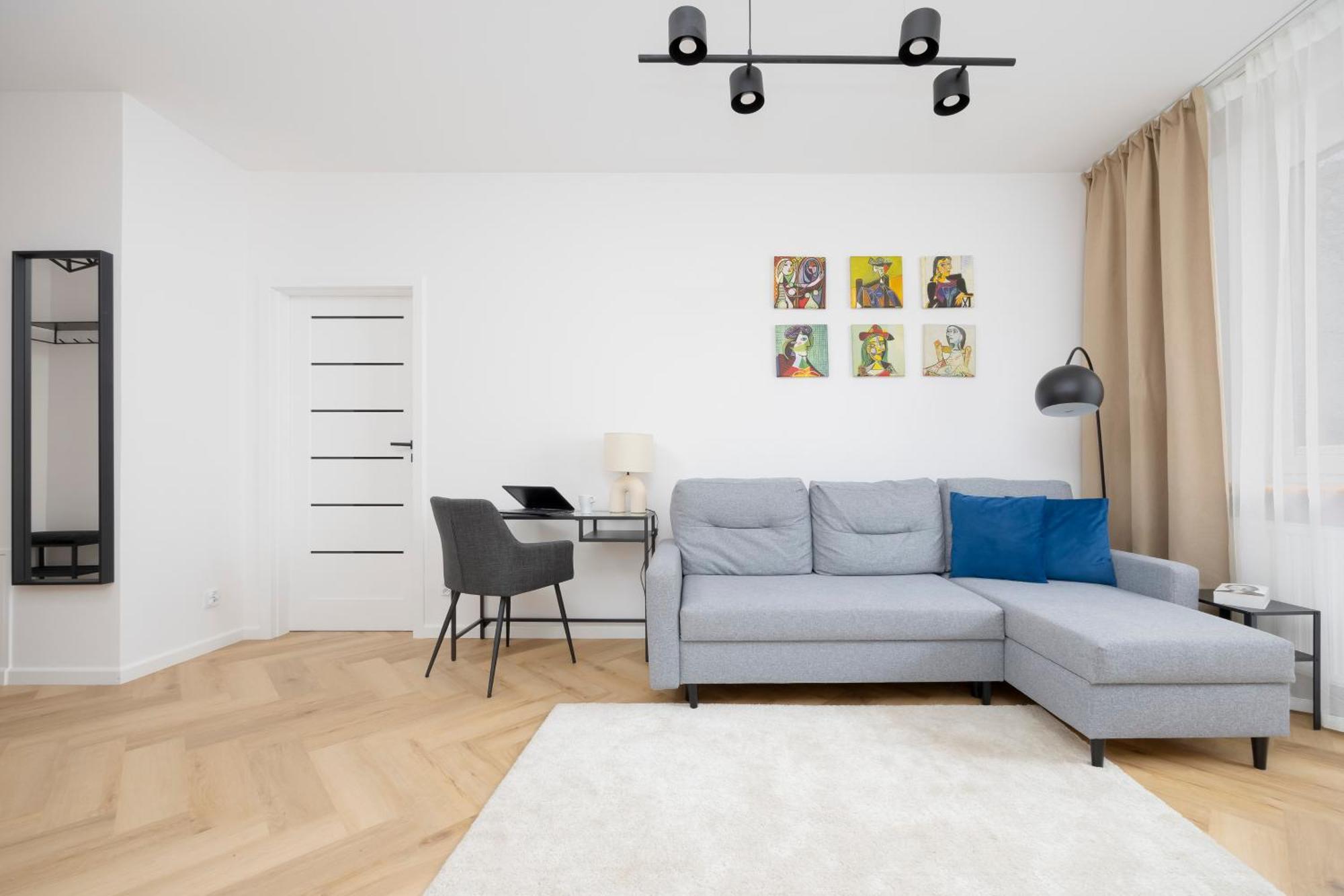 Comfortable With Two Bedrooms & Parking By Renters