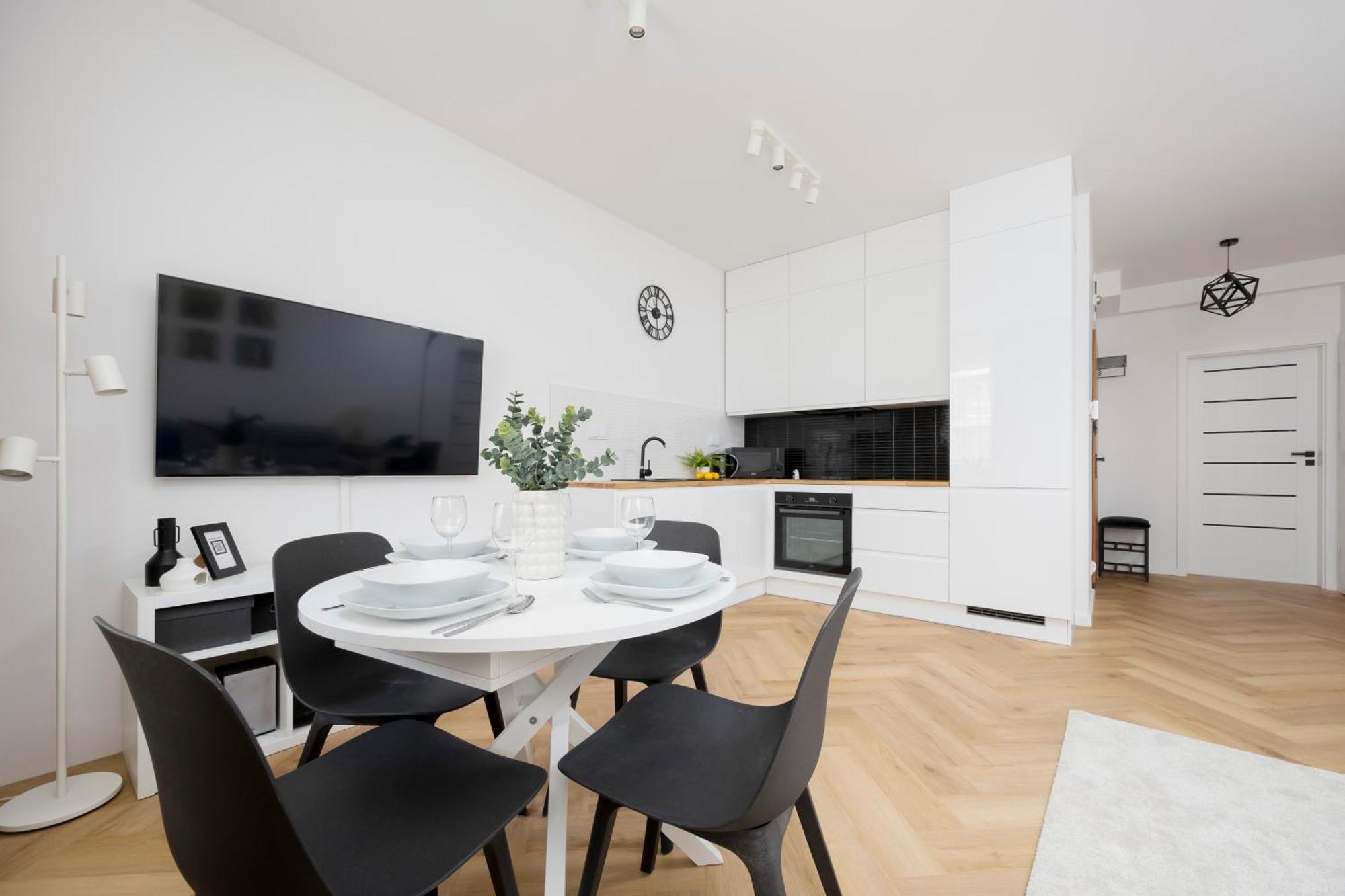 Comfortable With Two Bedrooms & Parking By Renters Warsaw