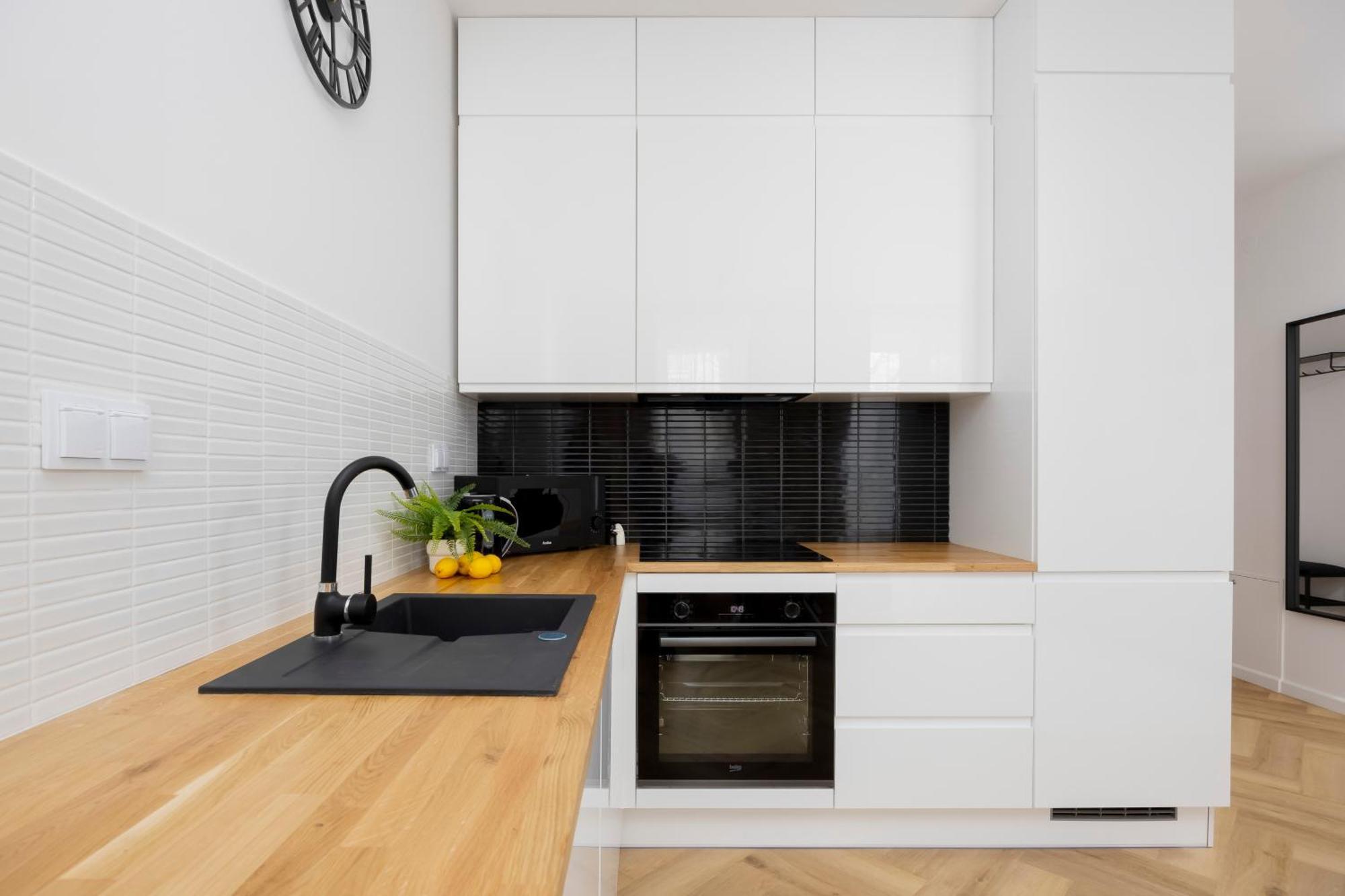 Comfortable With Two Bedrooms & Parking By Renters