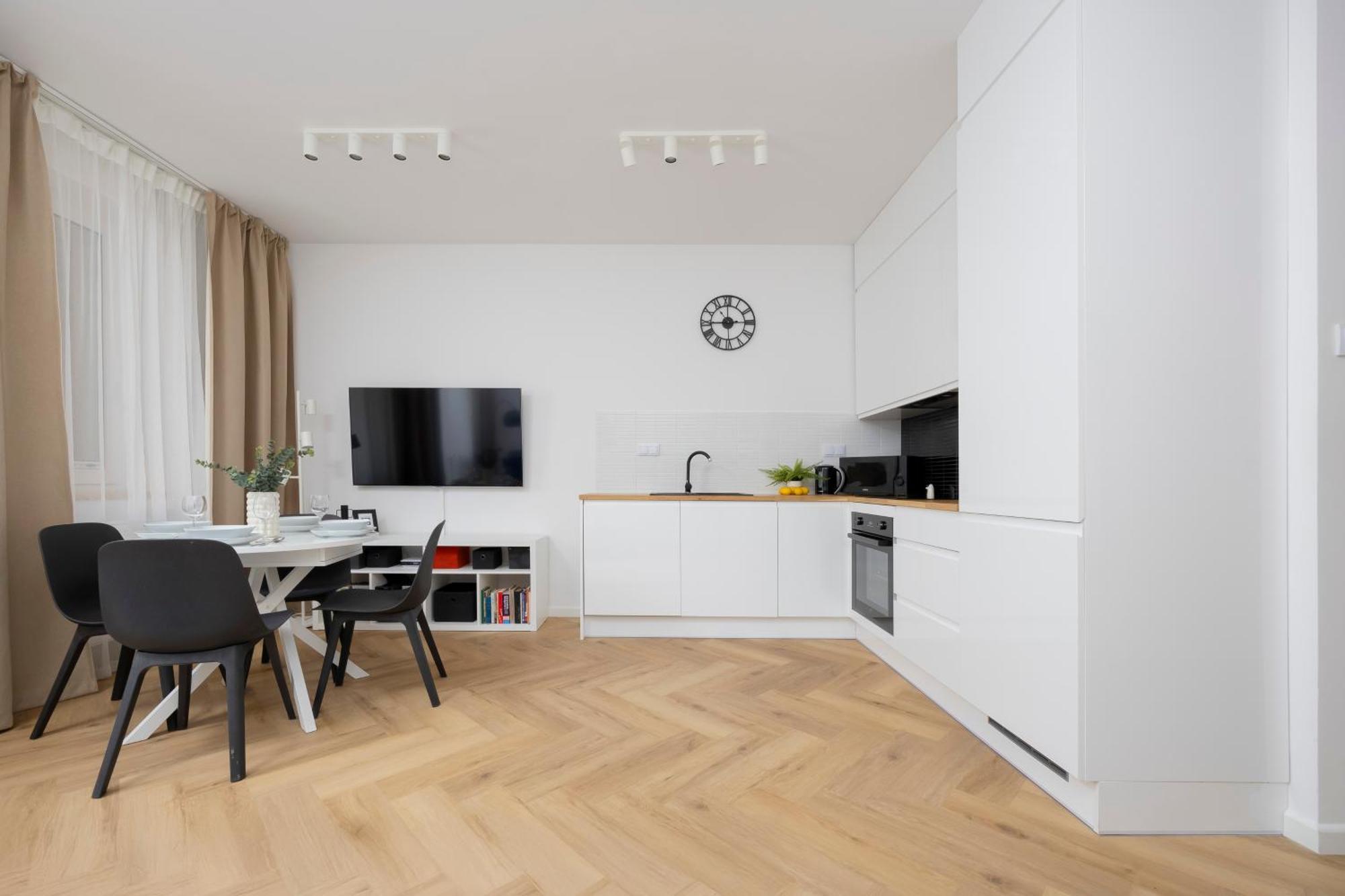 Comfortable With Two Bedrooms & Parking By Renters Apartment