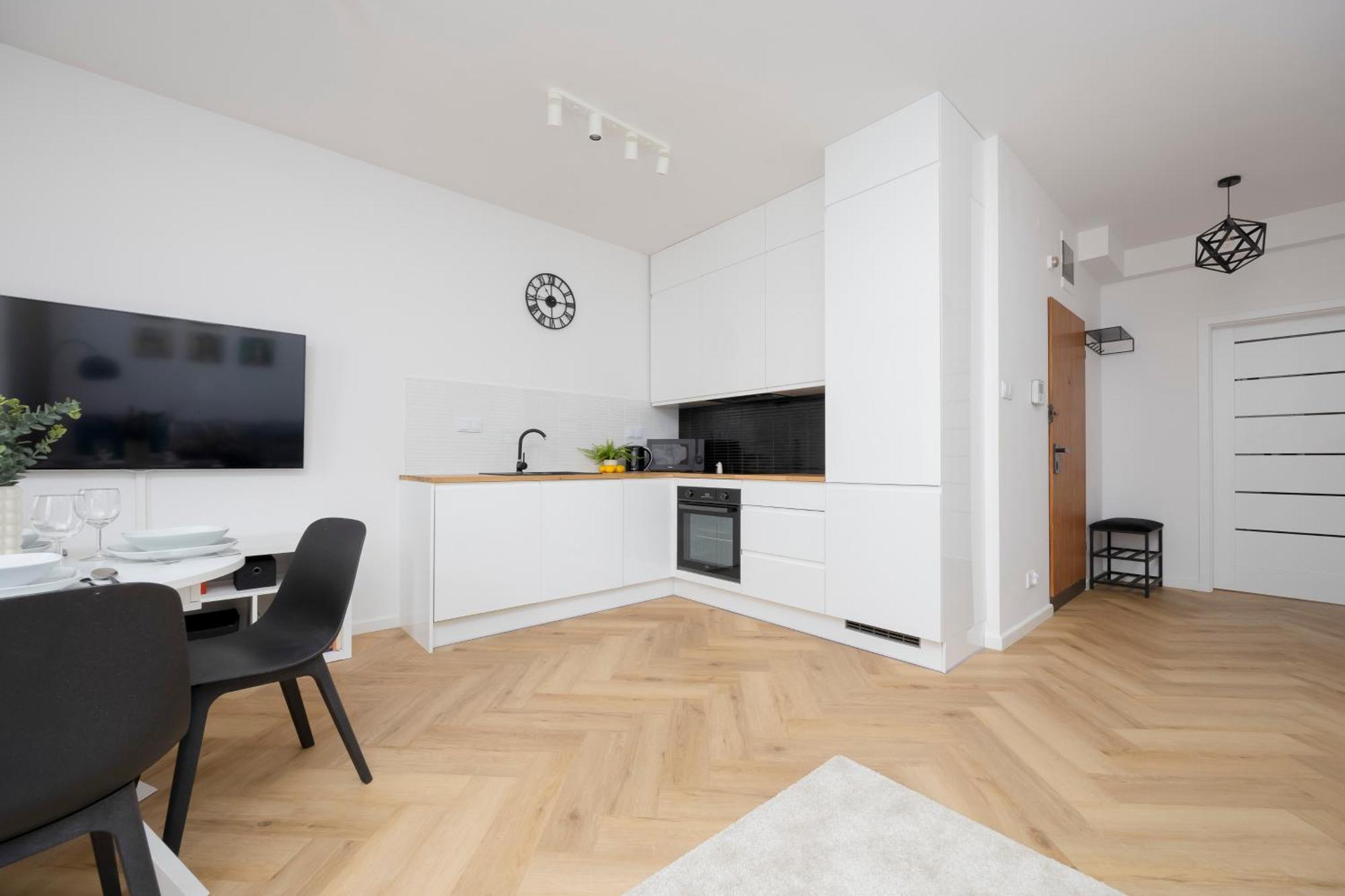 Comfortable With Two Bedrooms & Parking By Renters Apartment *