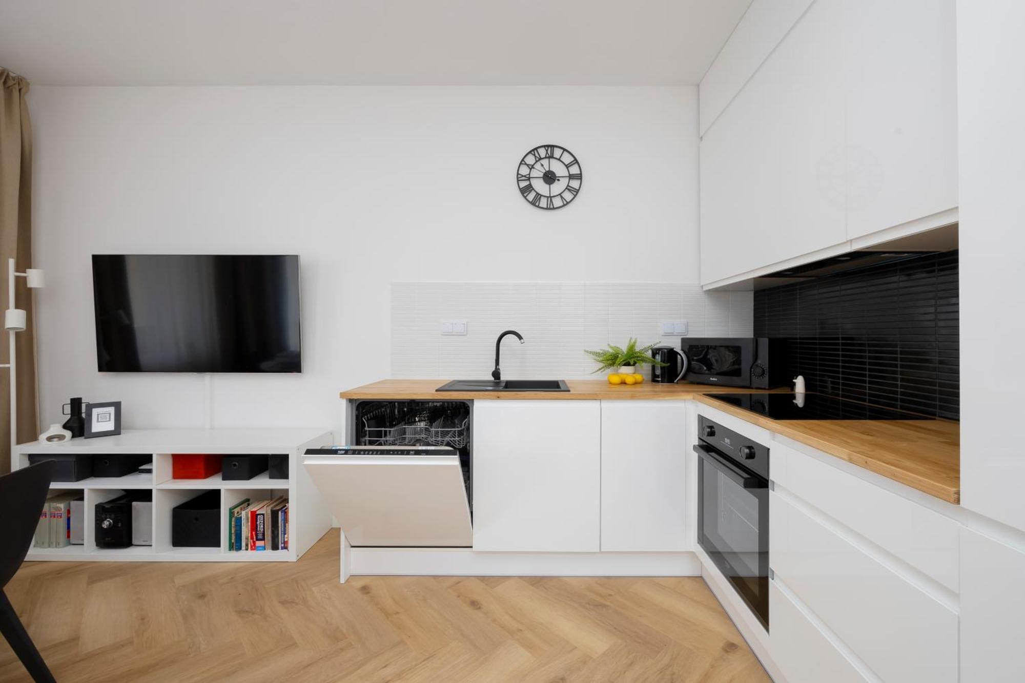 Apartment Comfortable With Two Bedrooms & Parking By Renters *