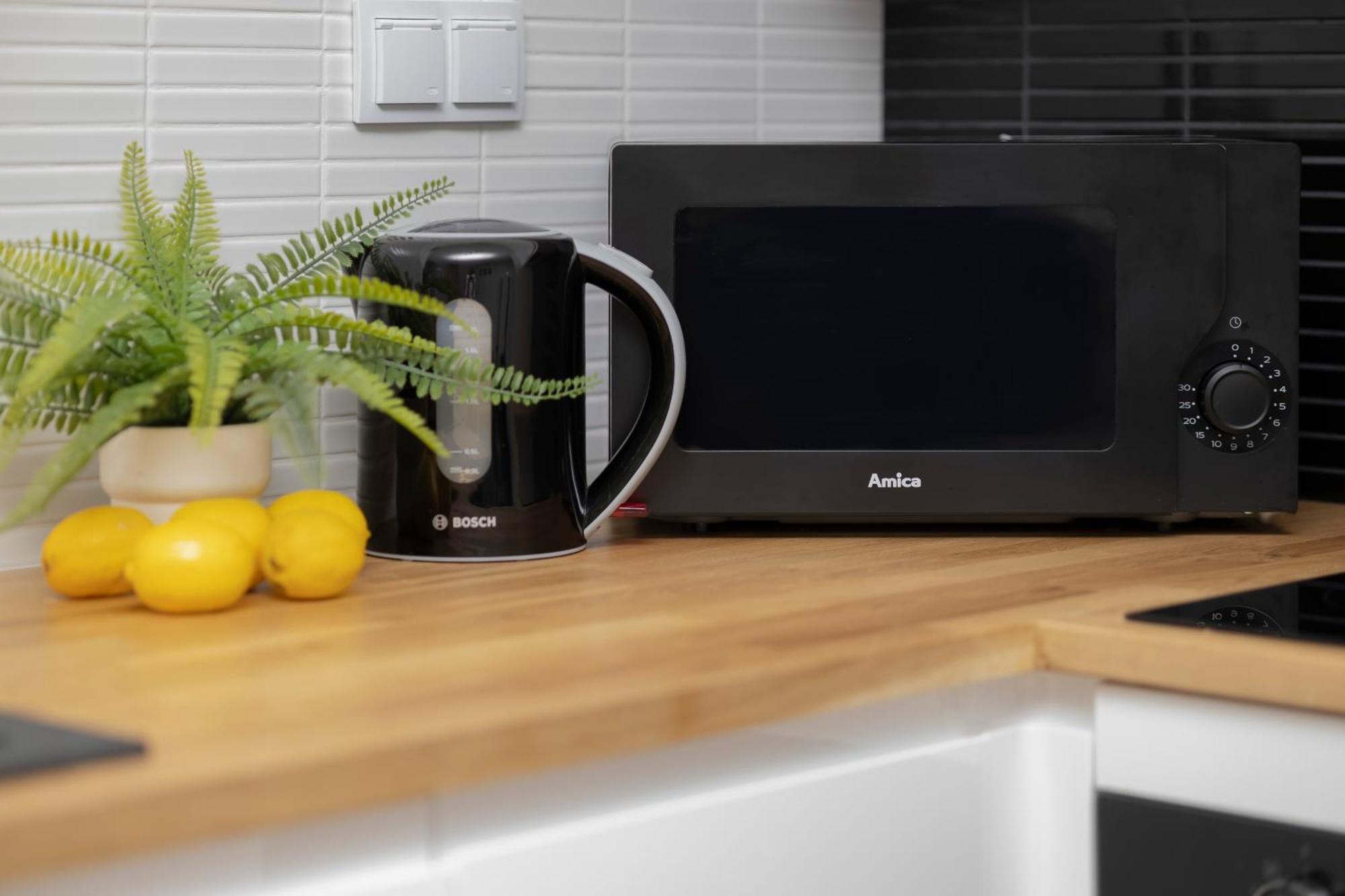 Comfortable With Two Bedrooms & Parking By Renters Apartamento