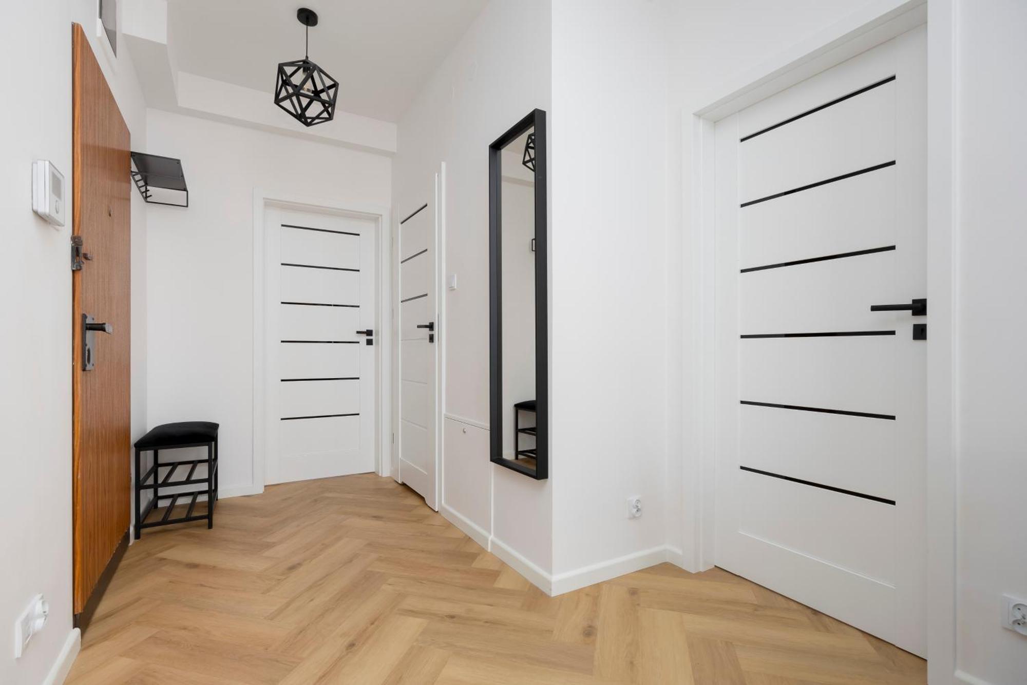 Comfortable With Two Bedrooms & Parking By Renters Apartment Warsaw