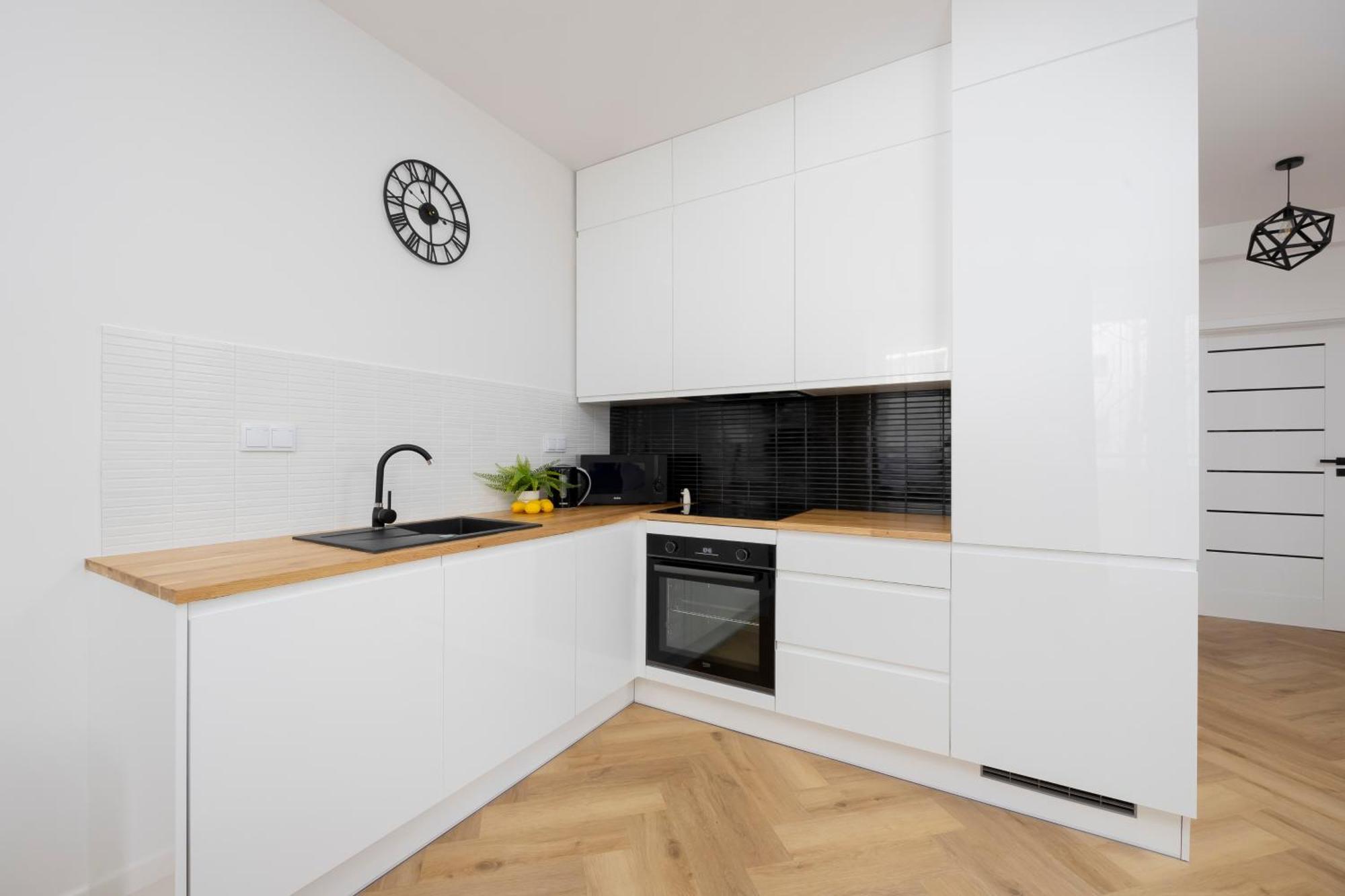 Comfortable With Two Bedrooms & Parking By Renters