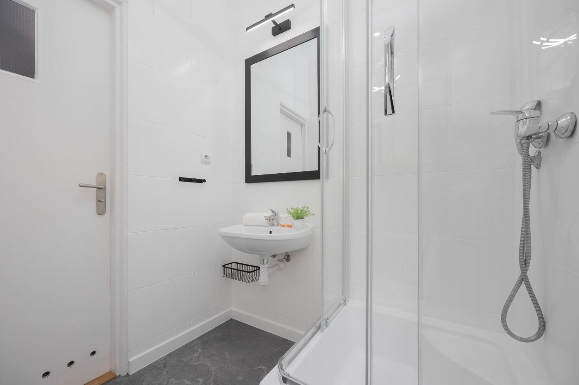 Piekny Jasny Z Sypialnia I Biurkiem By Renters Apartment