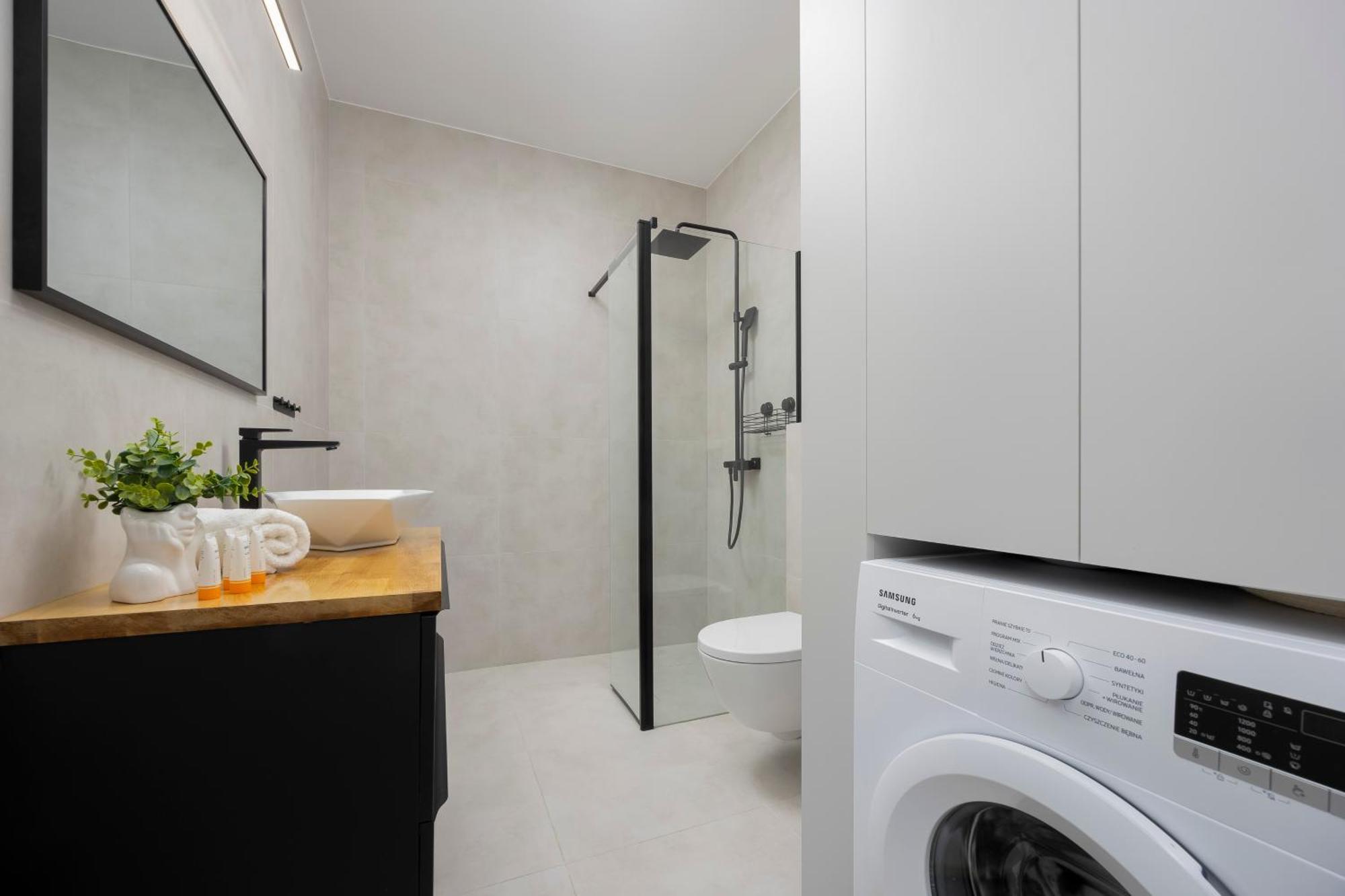 Apartment Comfortable With Two Bedrooms & Parking By Renters