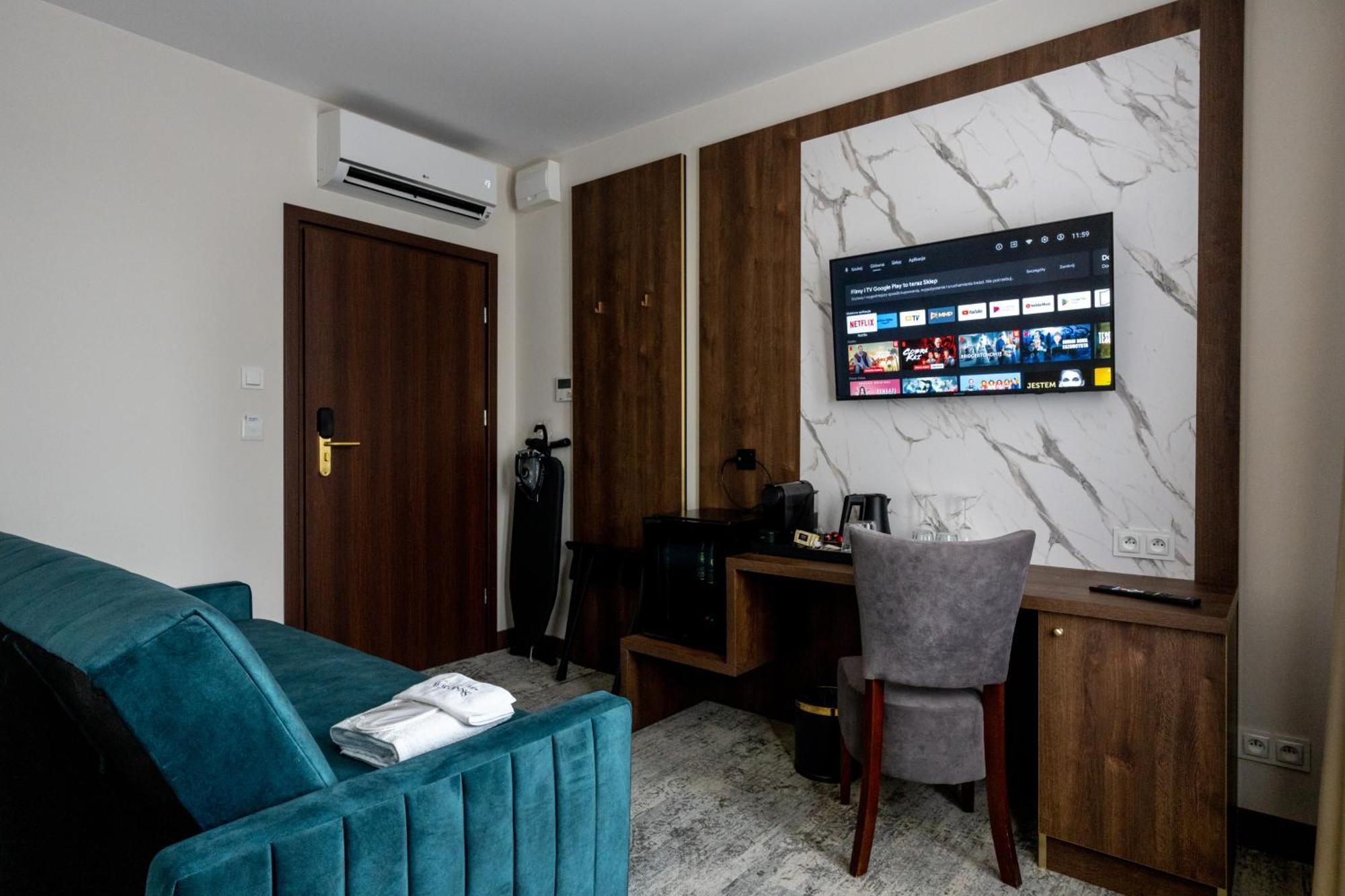 Sleep&fly Okecie Airport Bed & Breakfast