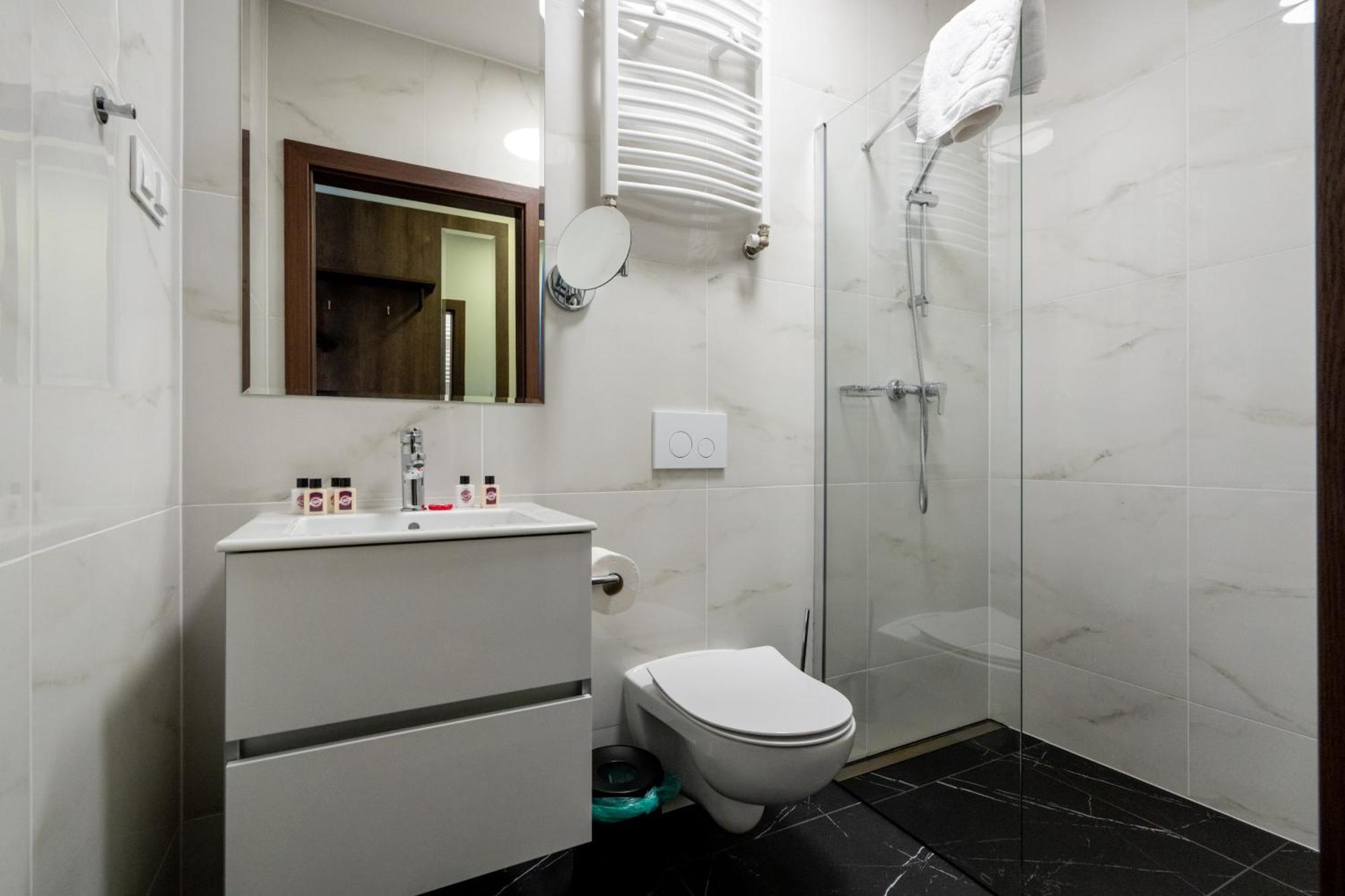 Sleep&fly Okecie Airport Bed & Breakfast
